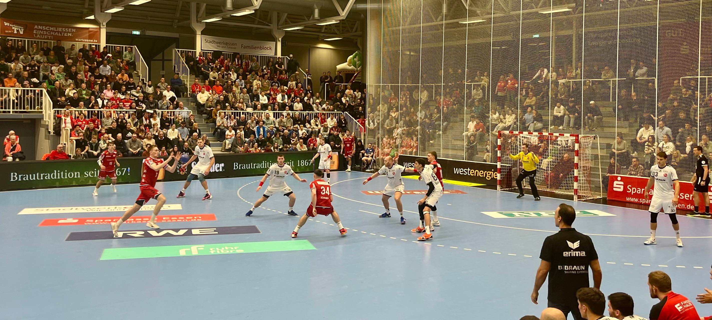 Der TUSEM Essen und die MT Melsungen liefern sich ein Spiel auf Augenhöhe.