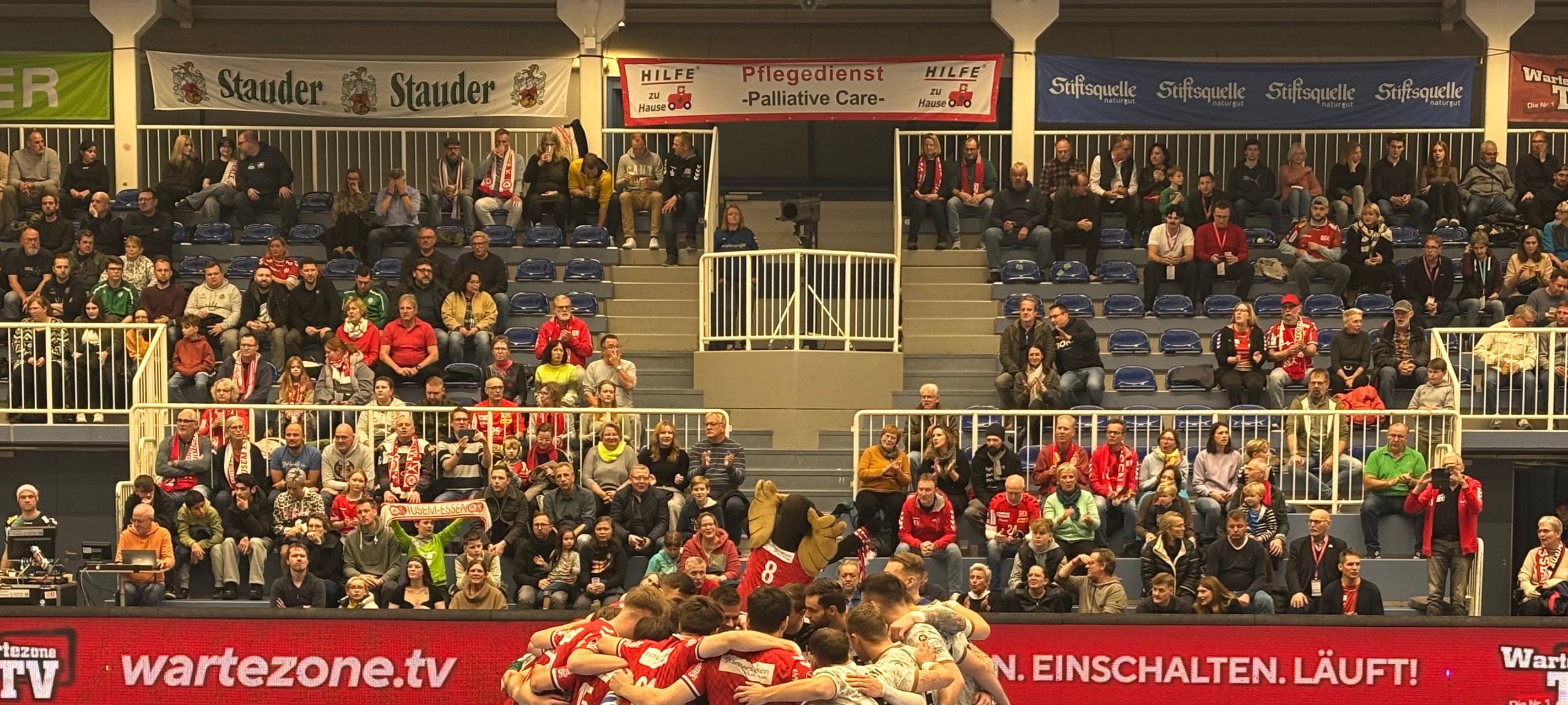 Der TUSEM Essen und der HC Elbflorenz versammeln sich zum Sportlergruß.