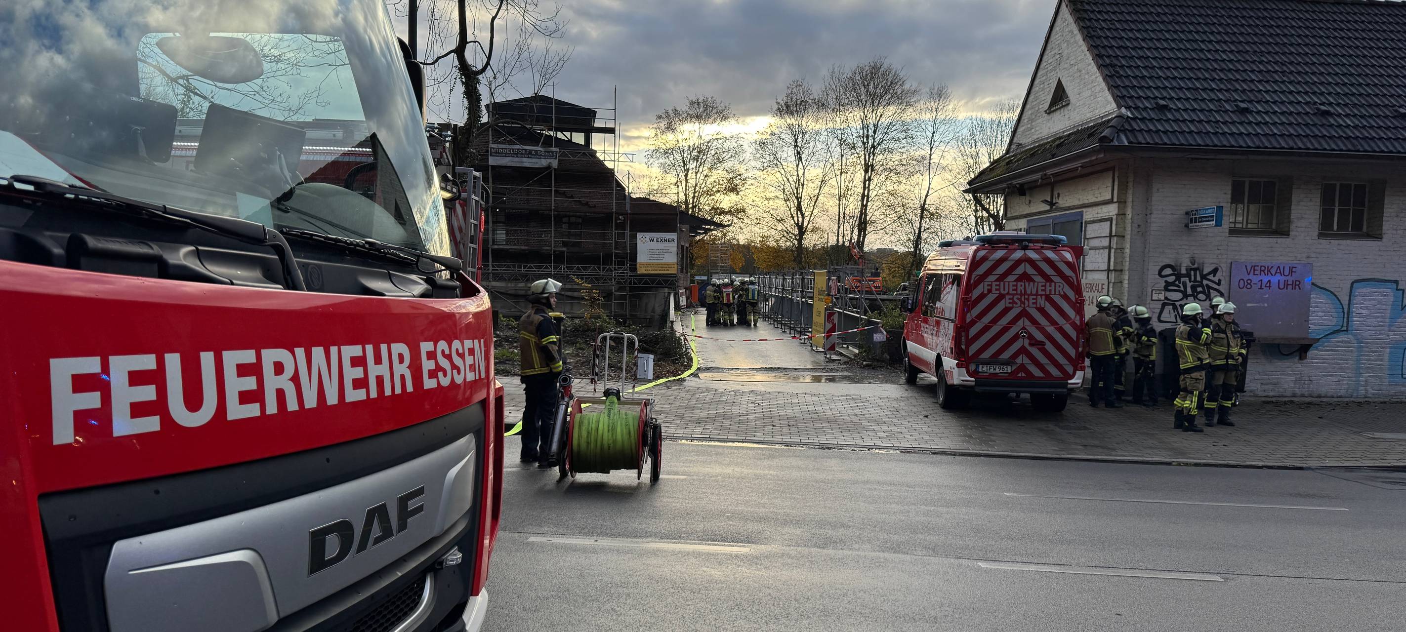 Feuerwehr Essen in Schutzanzügen - Gefahrgut ausgelaufen?
