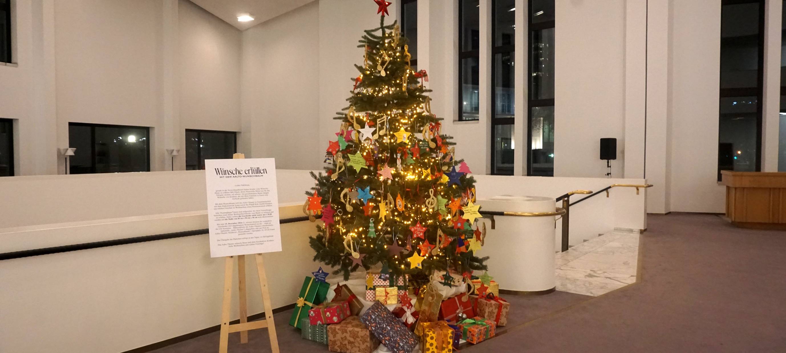 Weihnachtsbaum in Essen um Kinderwünsche zu erfüllen