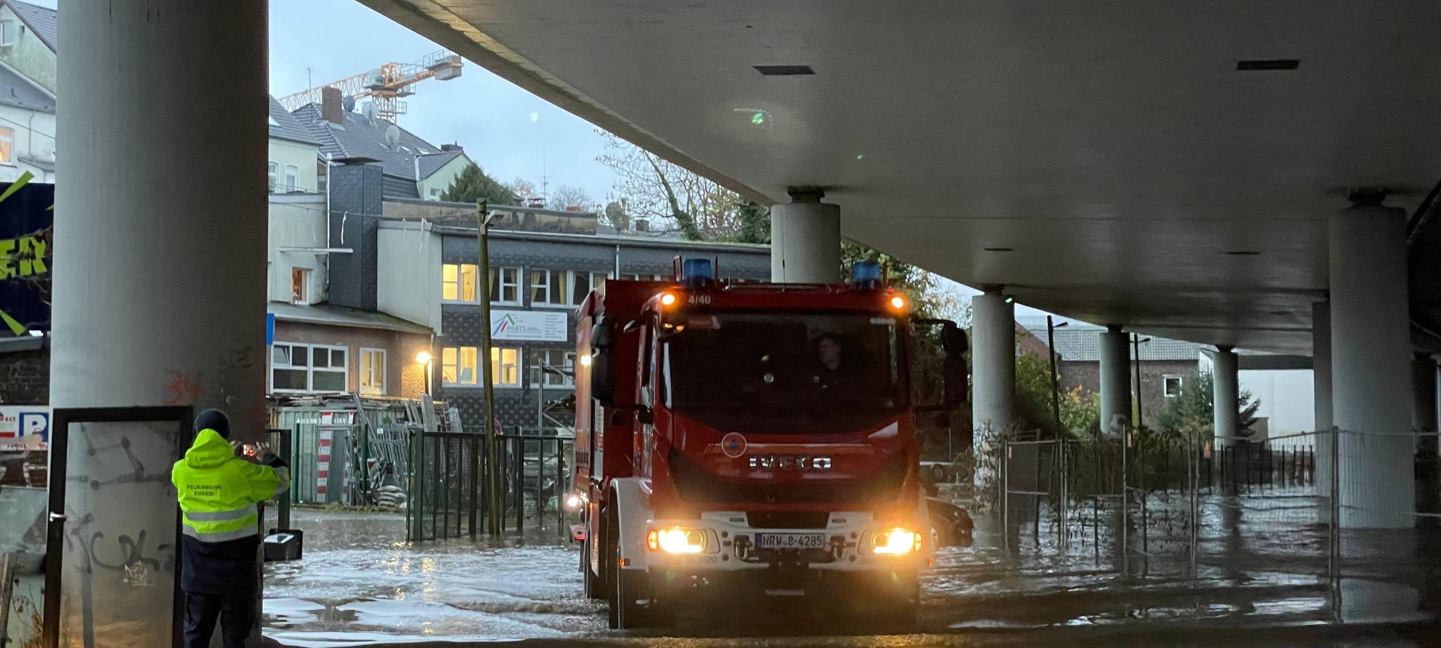 Dauerregen in Essen: Deilbach tritt über - Feuerwehr im Einsatz