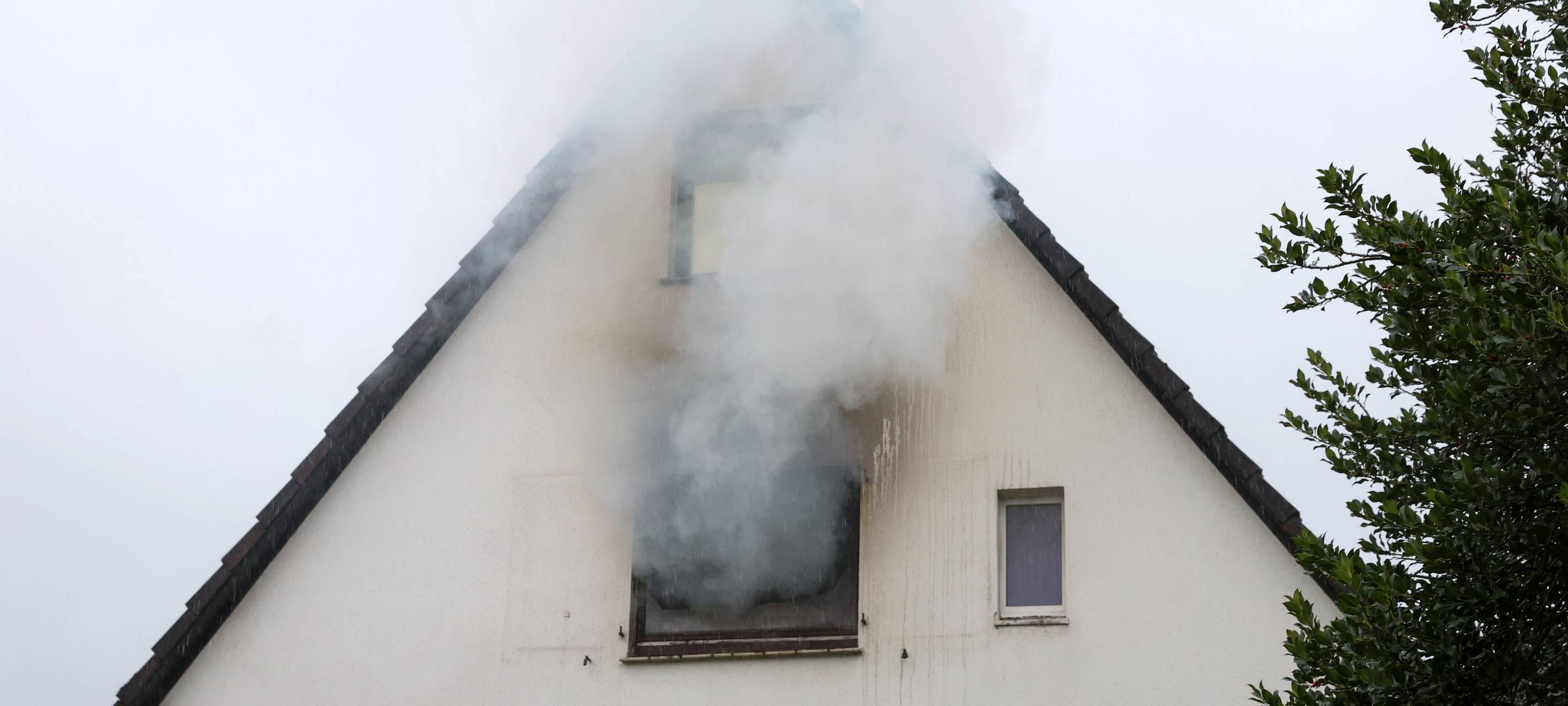 Feuerwehr Essen zu Brand in Einfamilienhaus alarmiert
