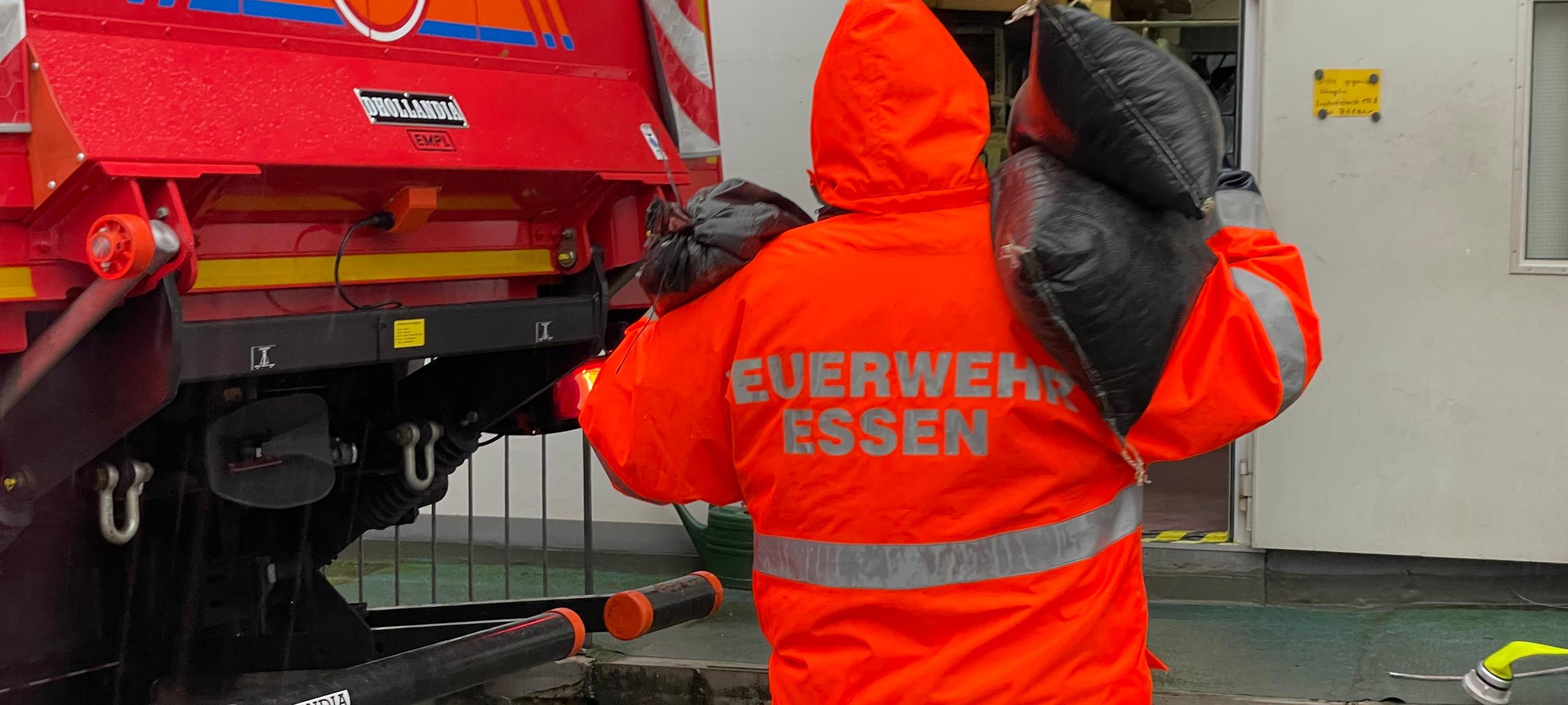 Dauerregen in Essen: Deilbach tritt über - Feuerwehr im Einsatz