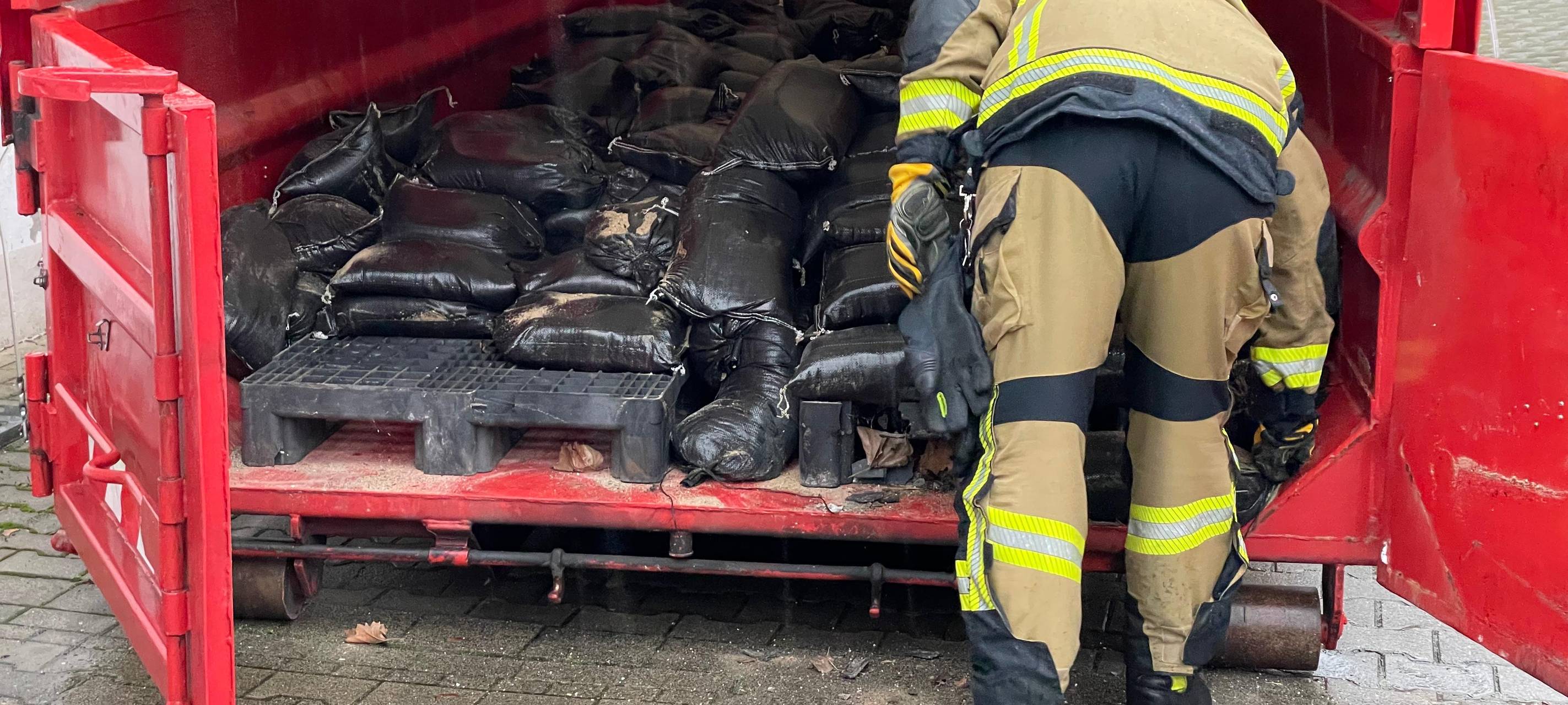 Dauerregen in Essen: Deilbach tritt über - Feuerwehr im Einsatz