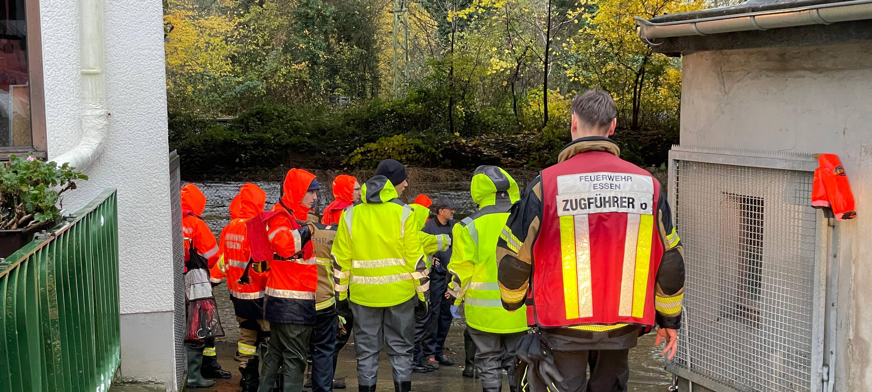 Dauerregen in Essen: Deilbach tritt über - Feuerwehr im Einsatz