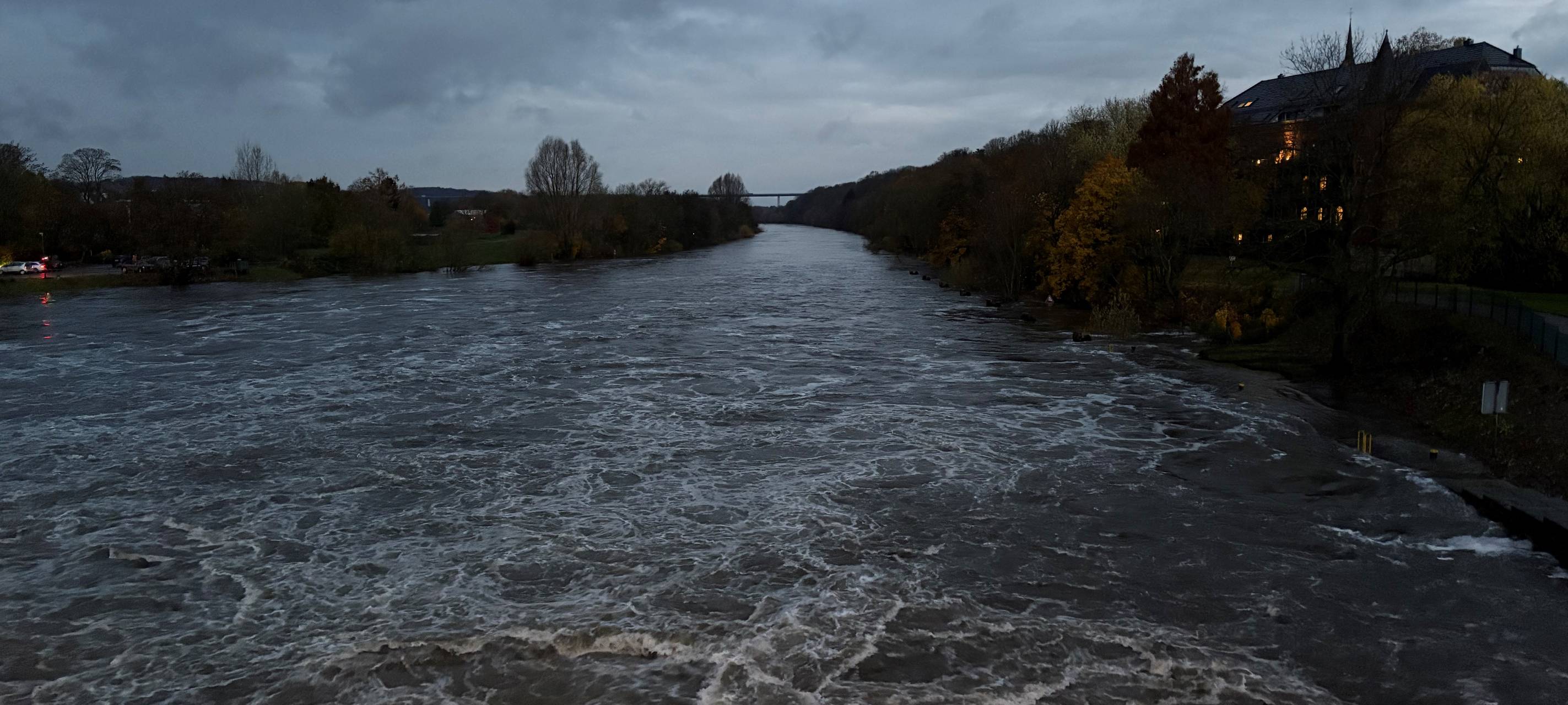 Dauerregen in Essen: Deilbach tritt über - Feuerwehr im Einsatz