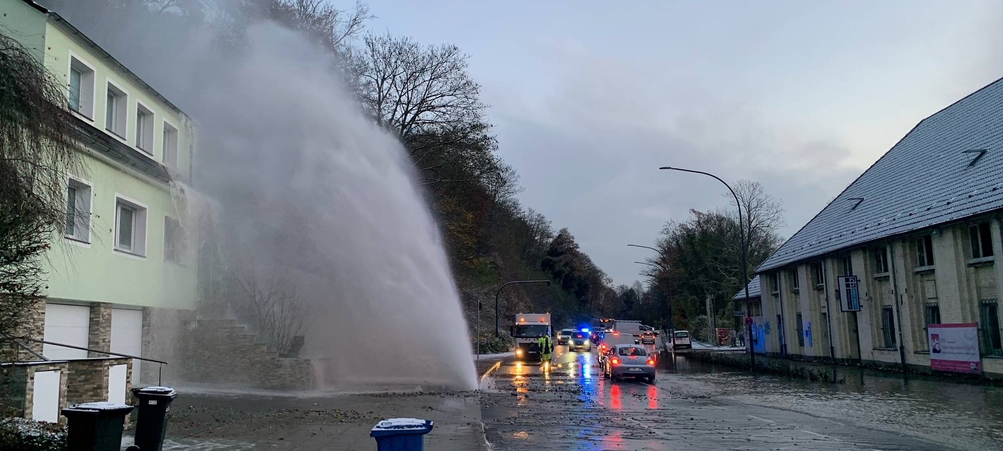 Fontäne spritzt in Essen aus der Straße - Wasserrohrbruch