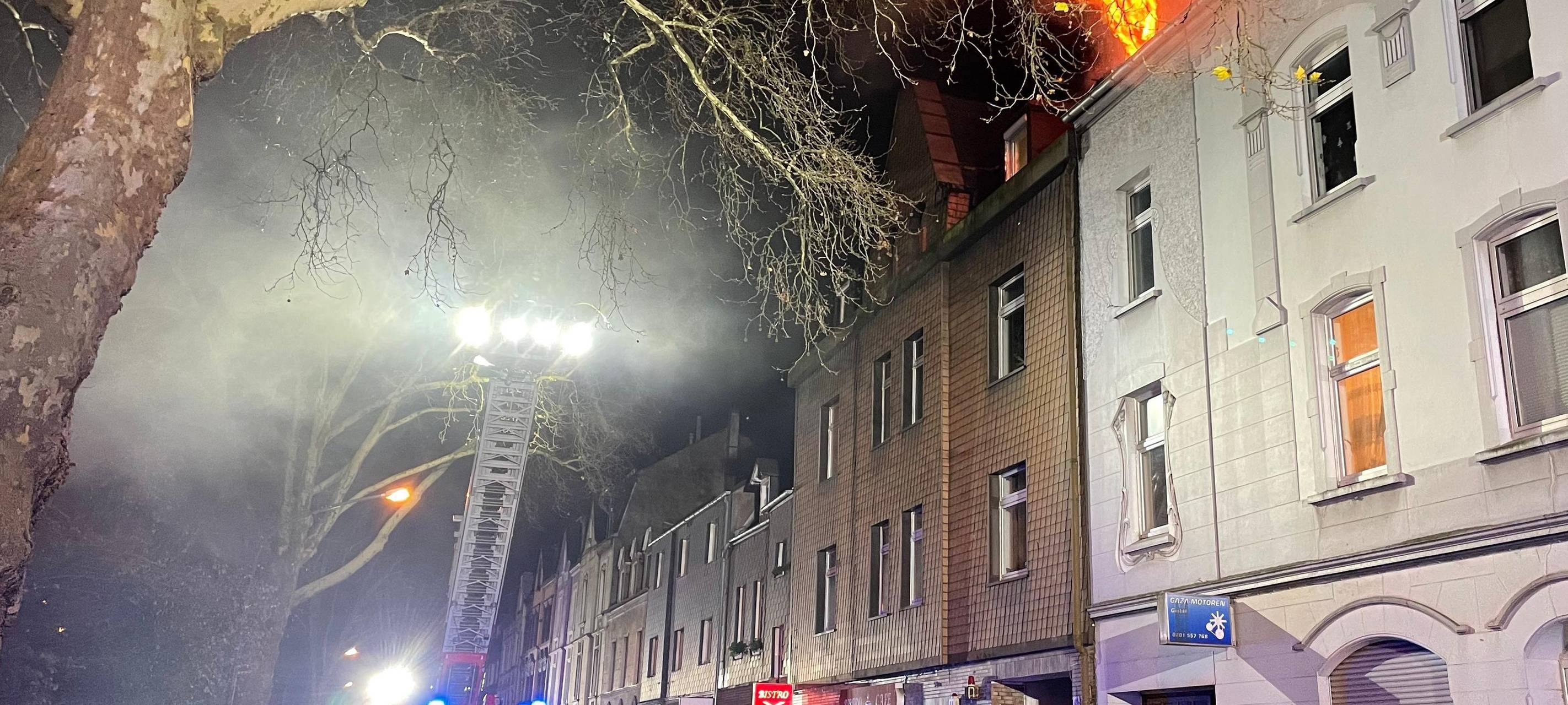 Feuer in Essen - Flammen schlagen aus Wohnung