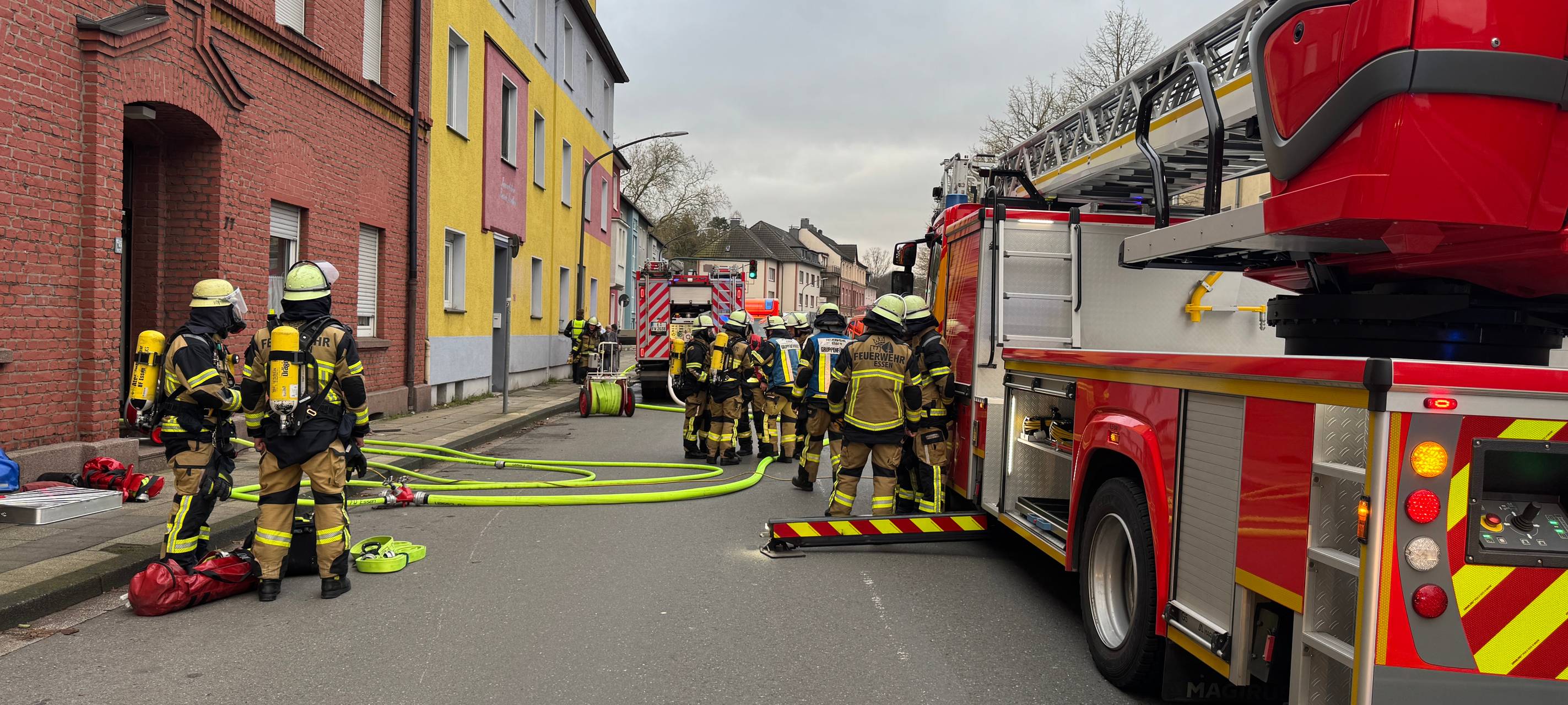 In Essen brennt ein Keller. Die Feuerwehr Essen ist vor Ort.