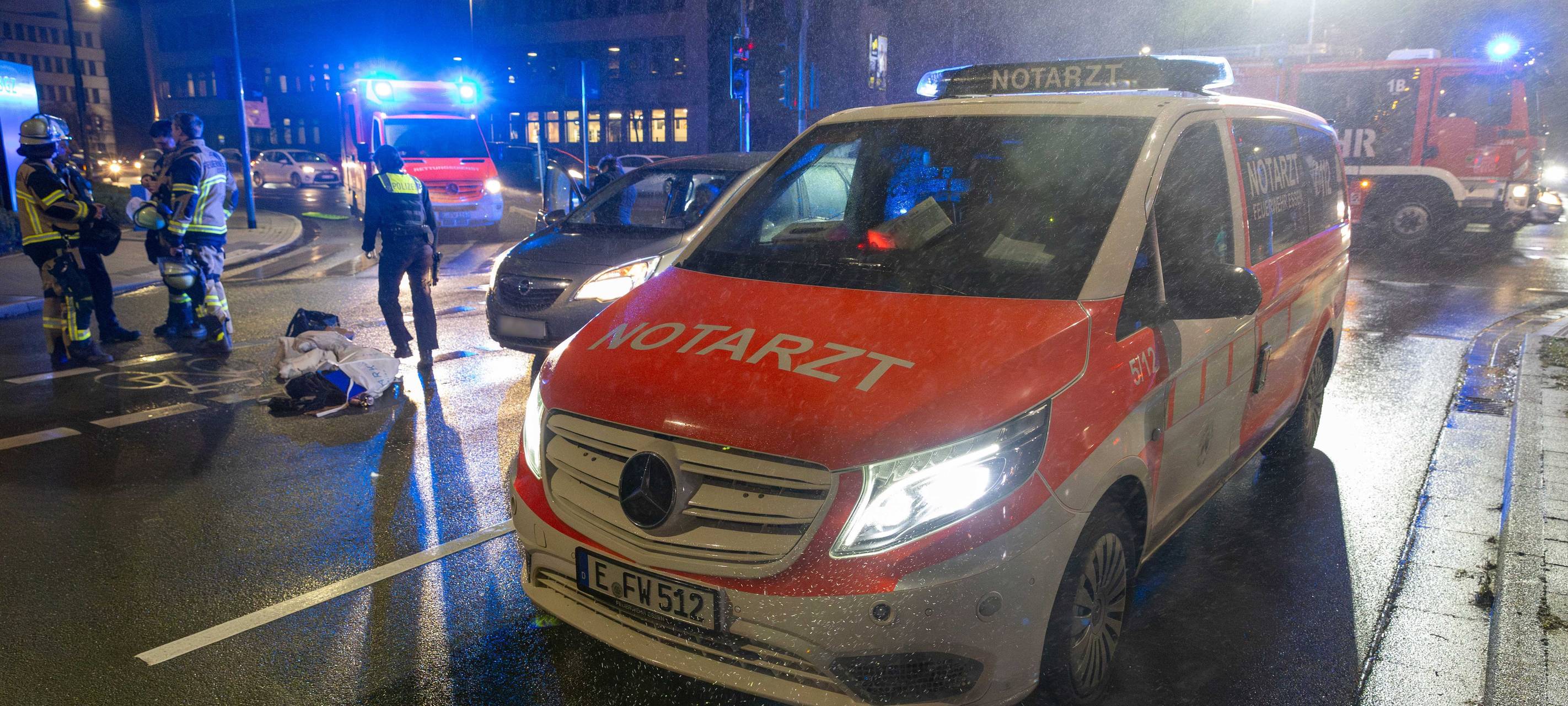 Fußgängerin in Essen von Auto erfasst - lebensgefährlich verletzt