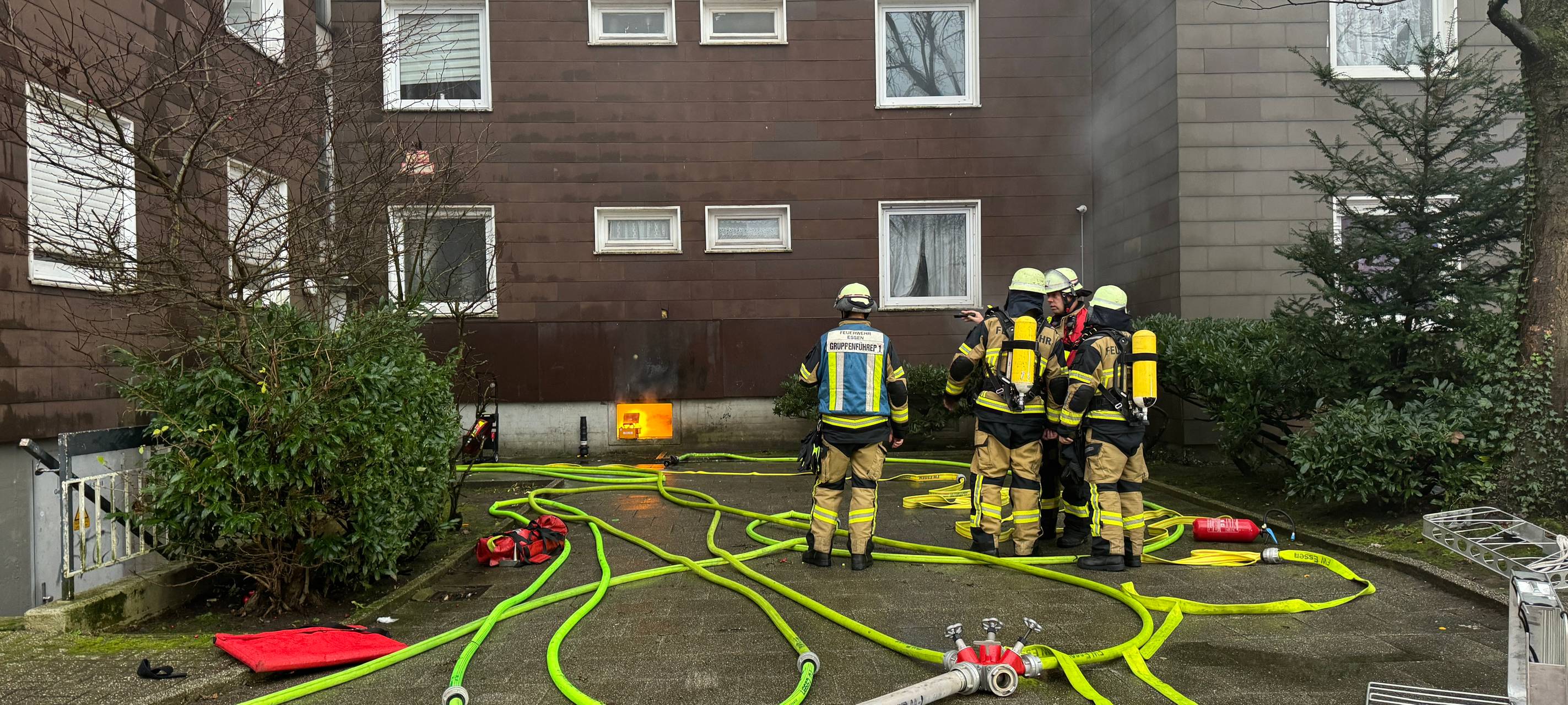 Kellerbrand in Essen - Feuerwehr muss Personen retten