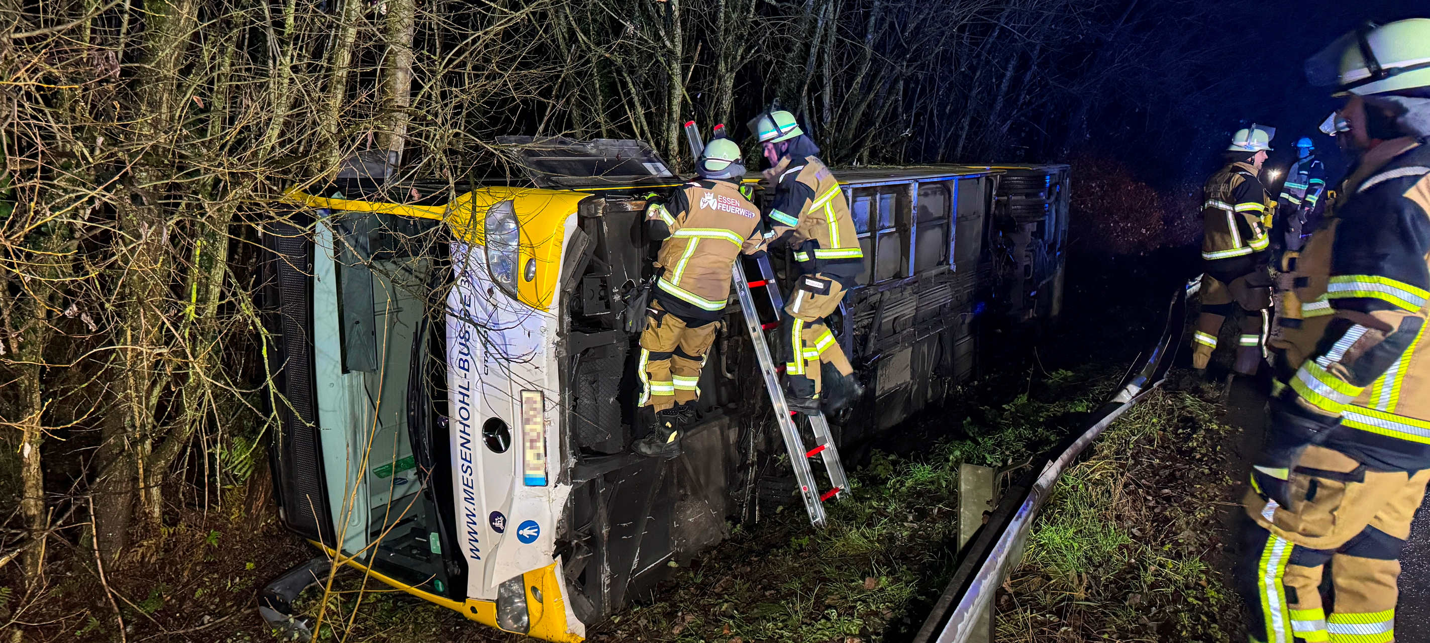 Ruhrbahn-Bus aus Essen kippt über Leitplanke - Großeinsatz