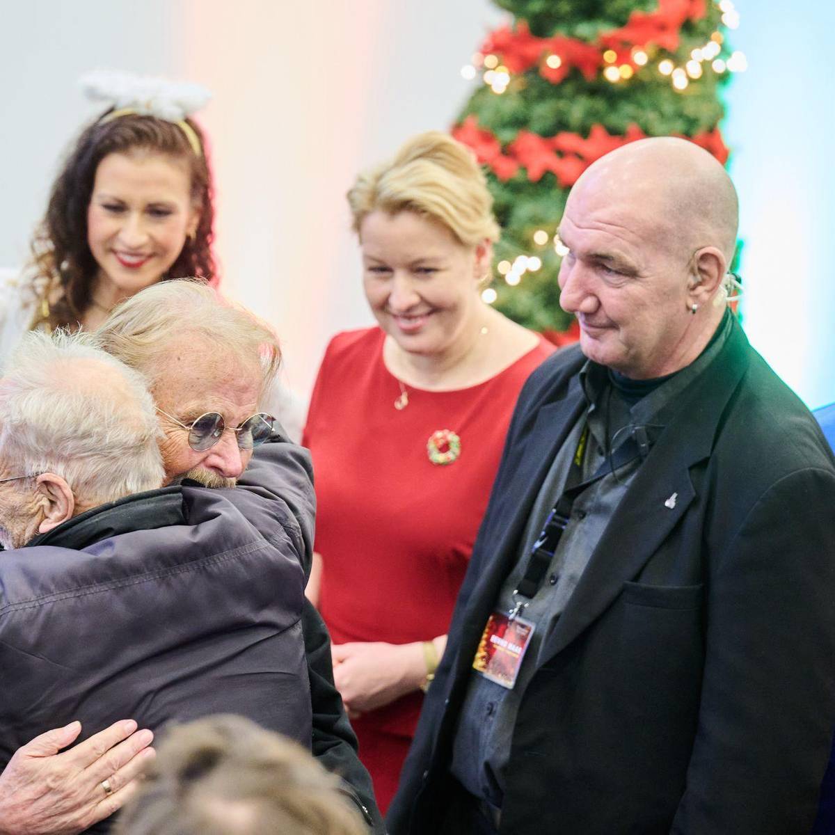 Obdachlose feiern mit Frank Zander: Ein unvergessliches Showprogramm