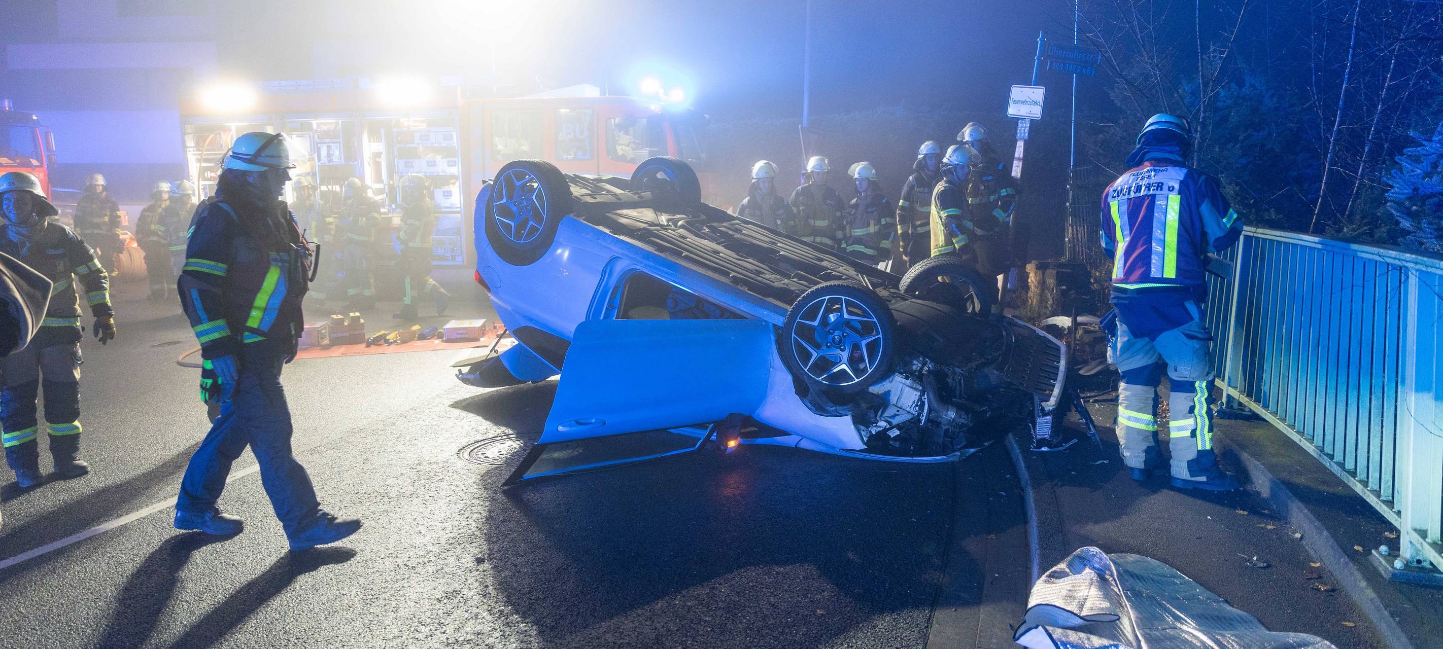 Unfall in Essen: Auto liegt auf dem Dach