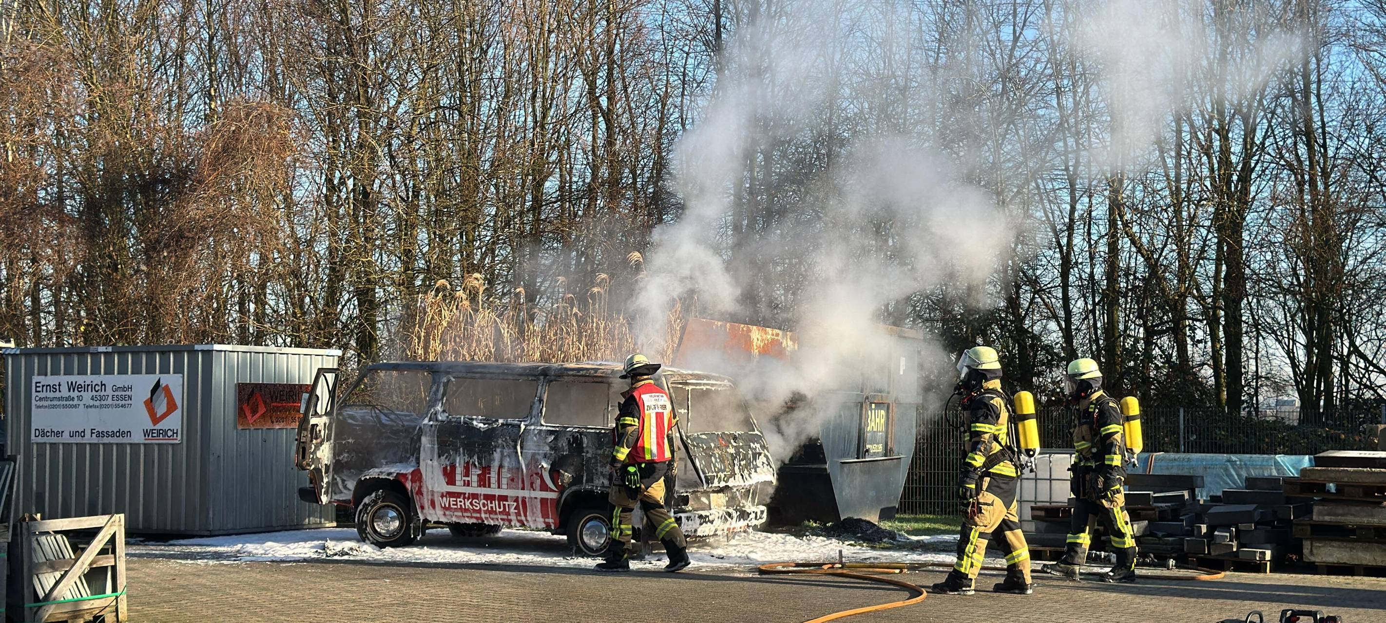 Rauchwolke über Essen: Kleinbus brennt aus