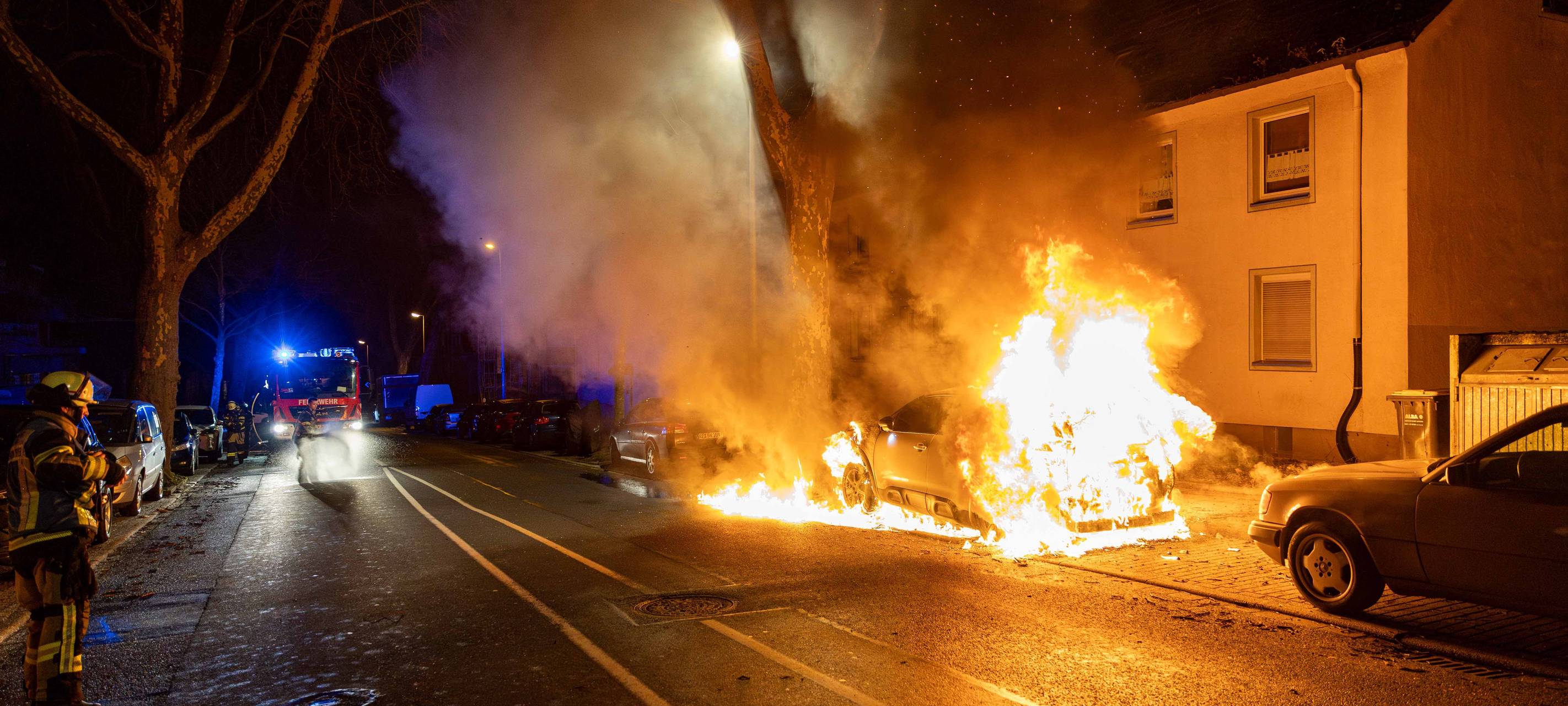 "Mutprobe": Feuerwehr Essen muss Jugendlichen von Strommast retten