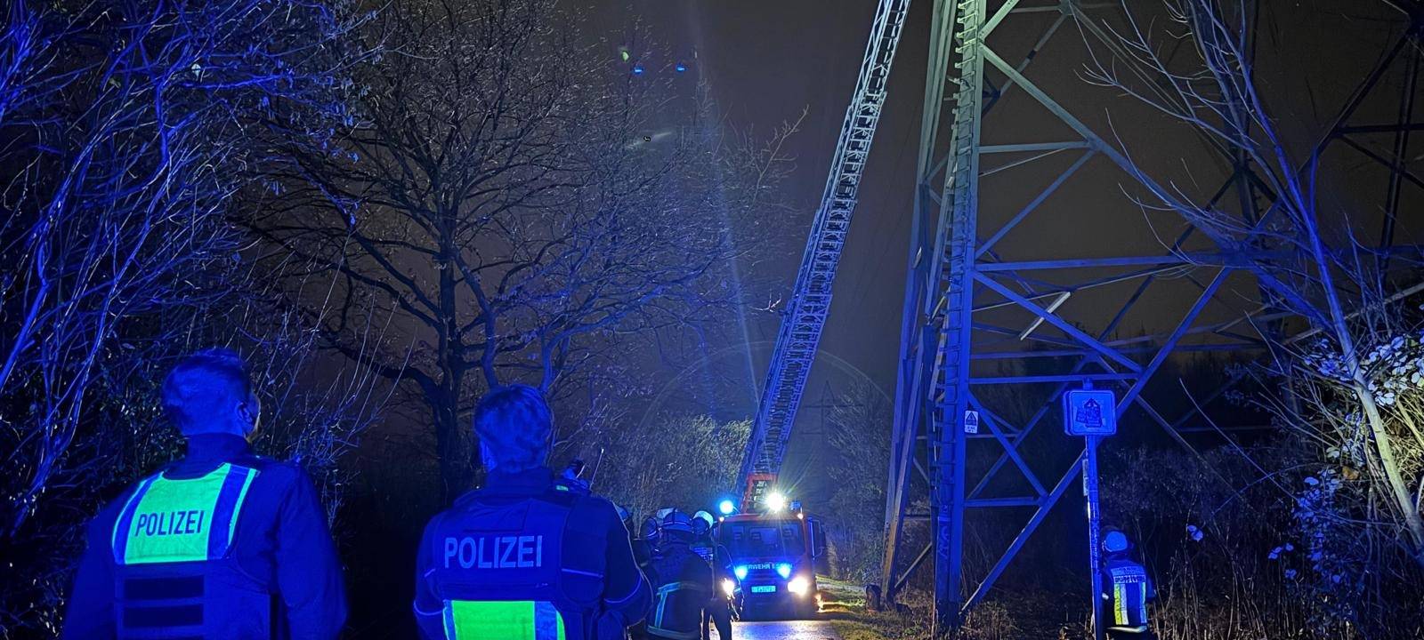 "Mutprobe": Feuerwehr Essen muss Jugendlichen von Strommast retten