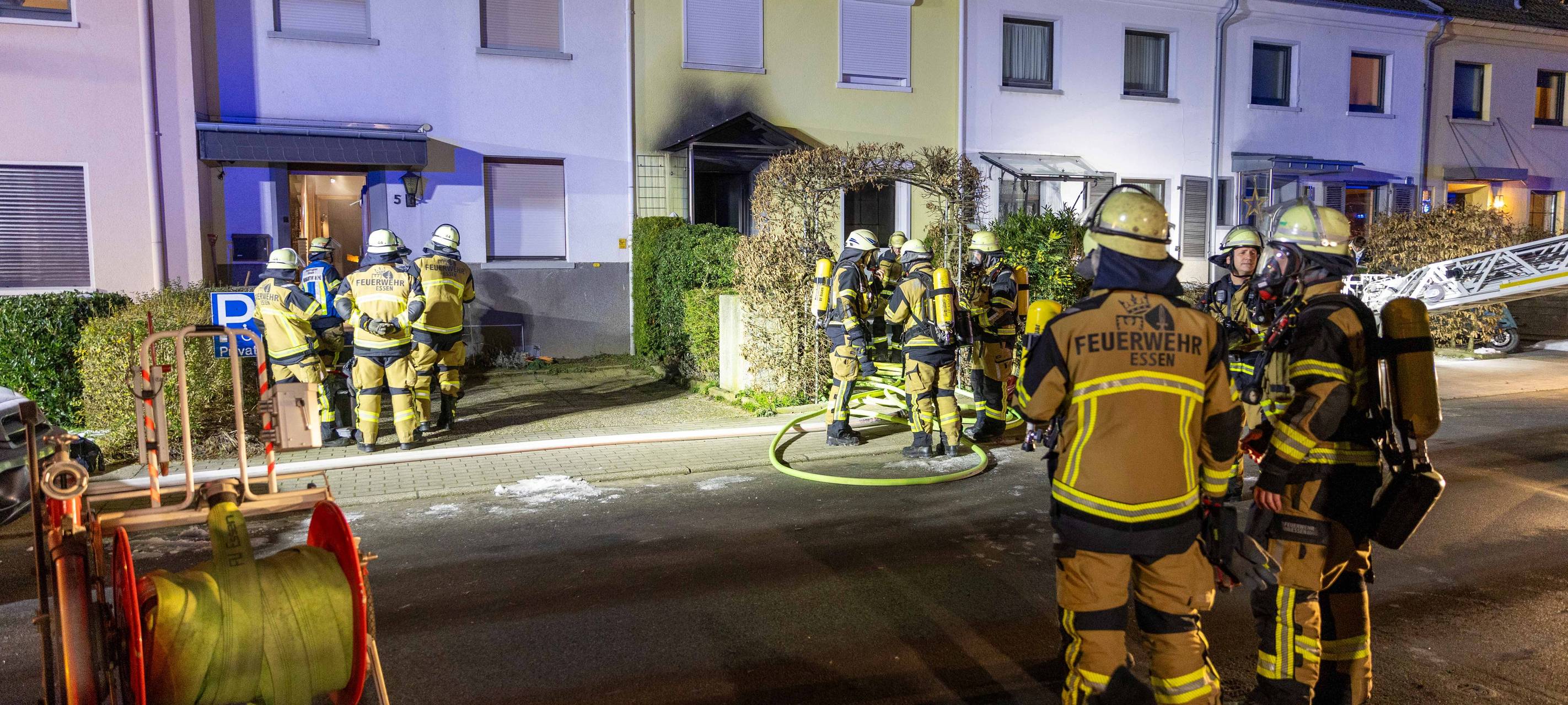 Tannenbaum in Essen geht in Flammen auf: Großeinsatz für die Feuerwehr