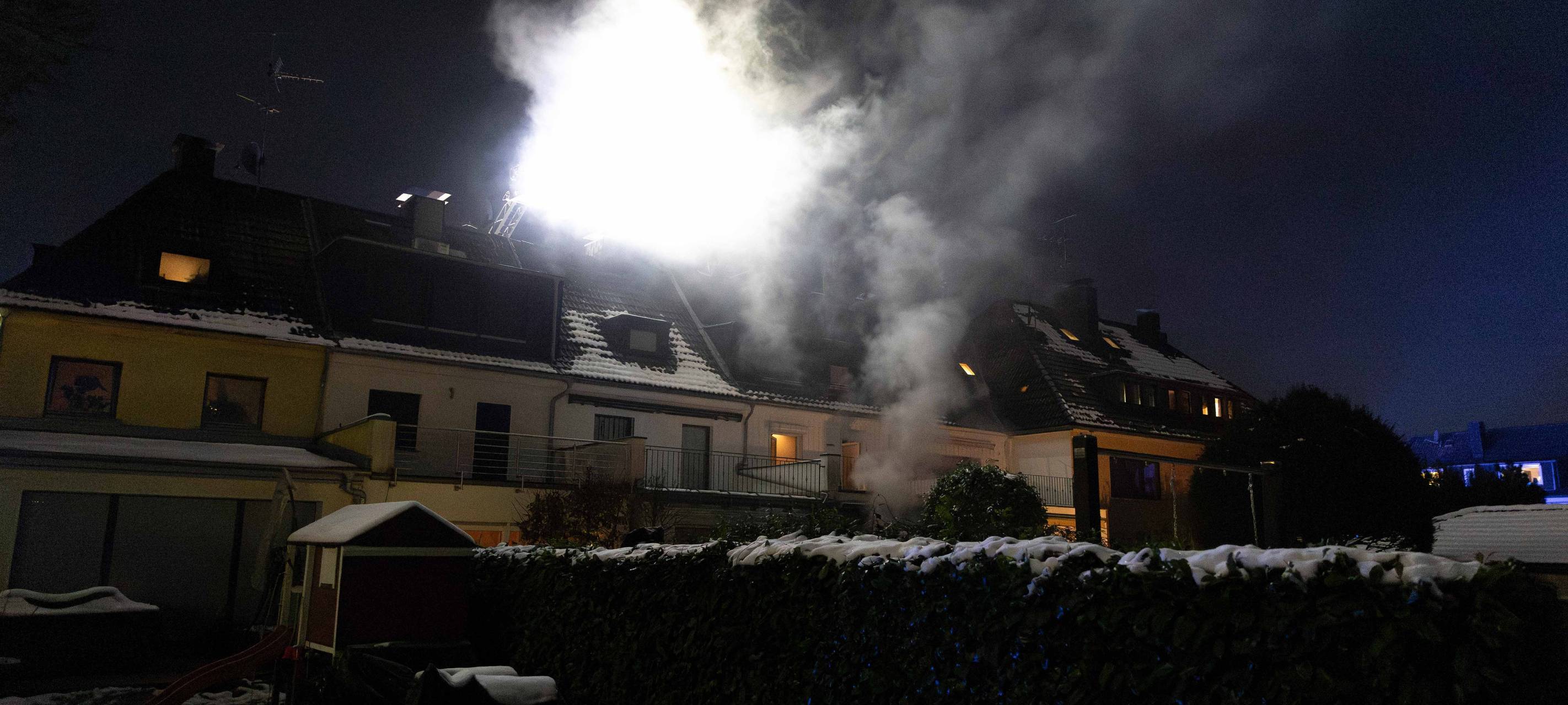 Tannenbaum in Essen geht in Flammen auf: Großeinsatz für die Feuerwehr