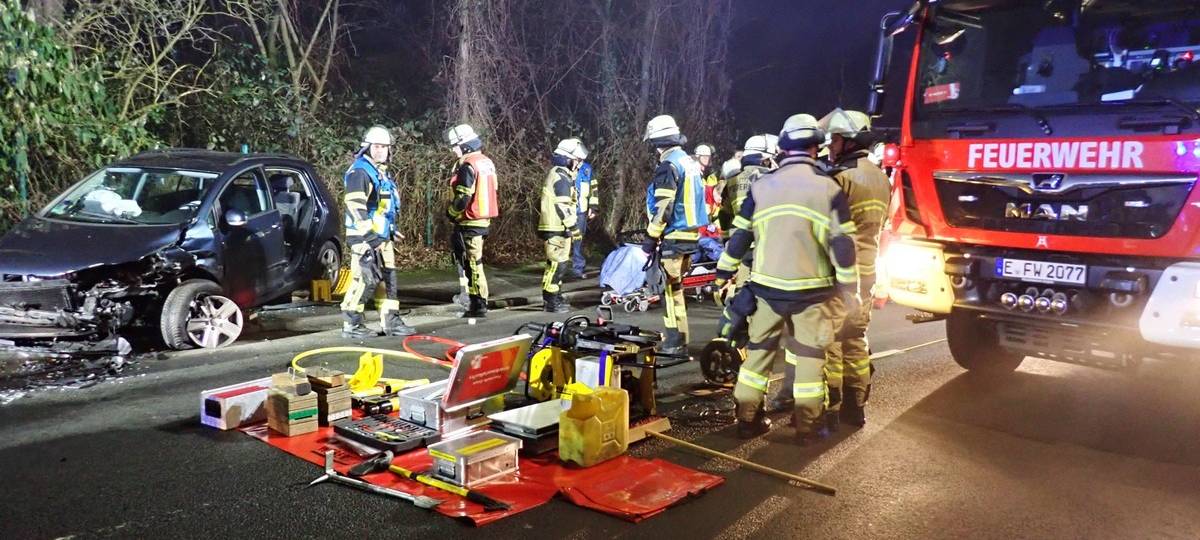 Unfall in Essen – Frau in Auto eingeschlossen