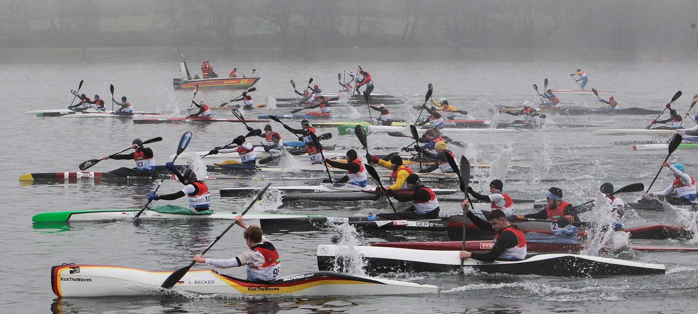 Kanuten in Essen: Eiskalter Saisonauftakt im Nebel