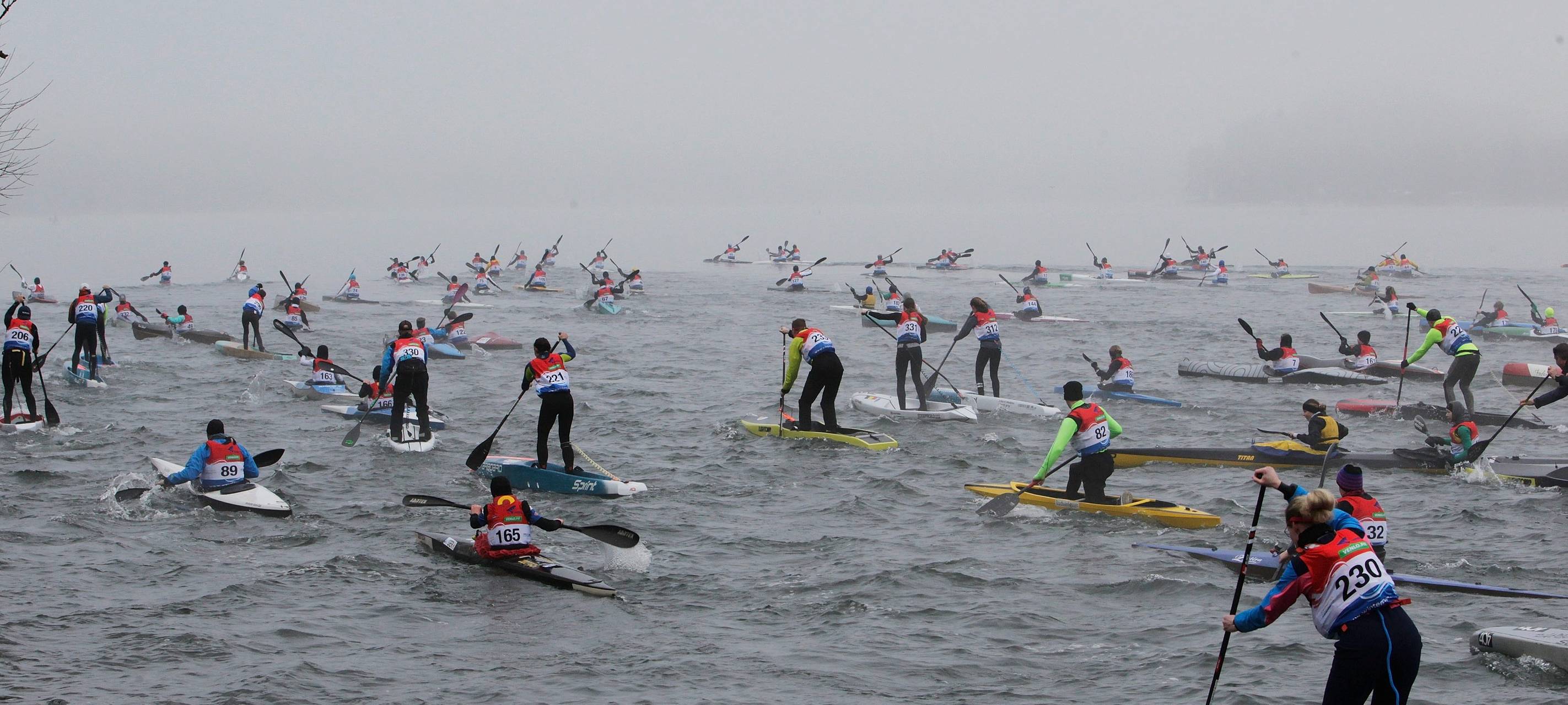 Kanuten in Essen: Eiskalter Saisonauftakt im Nebel