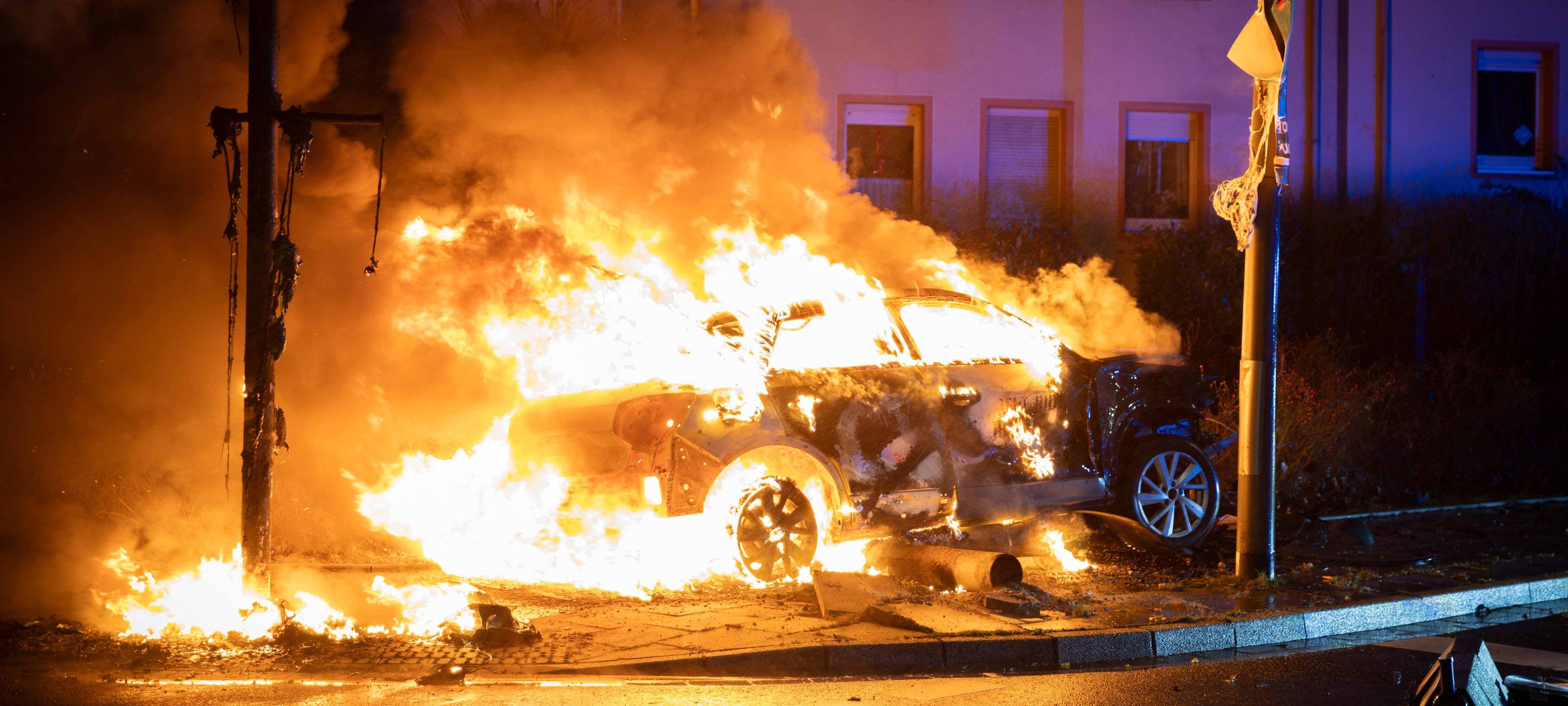 Verfolgungsfahrt in Essen endet mit brennendem Auto