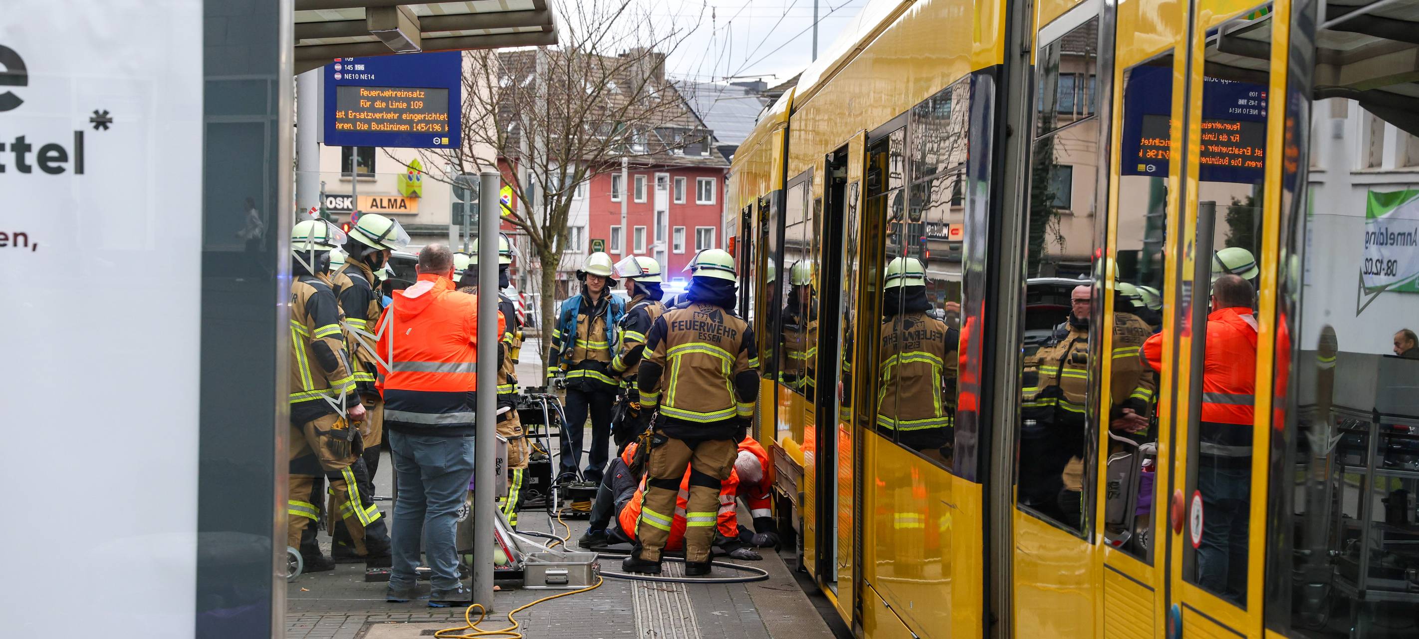 Ruhrbahn in Essen entgleist - Feuerwehr im Einsatz