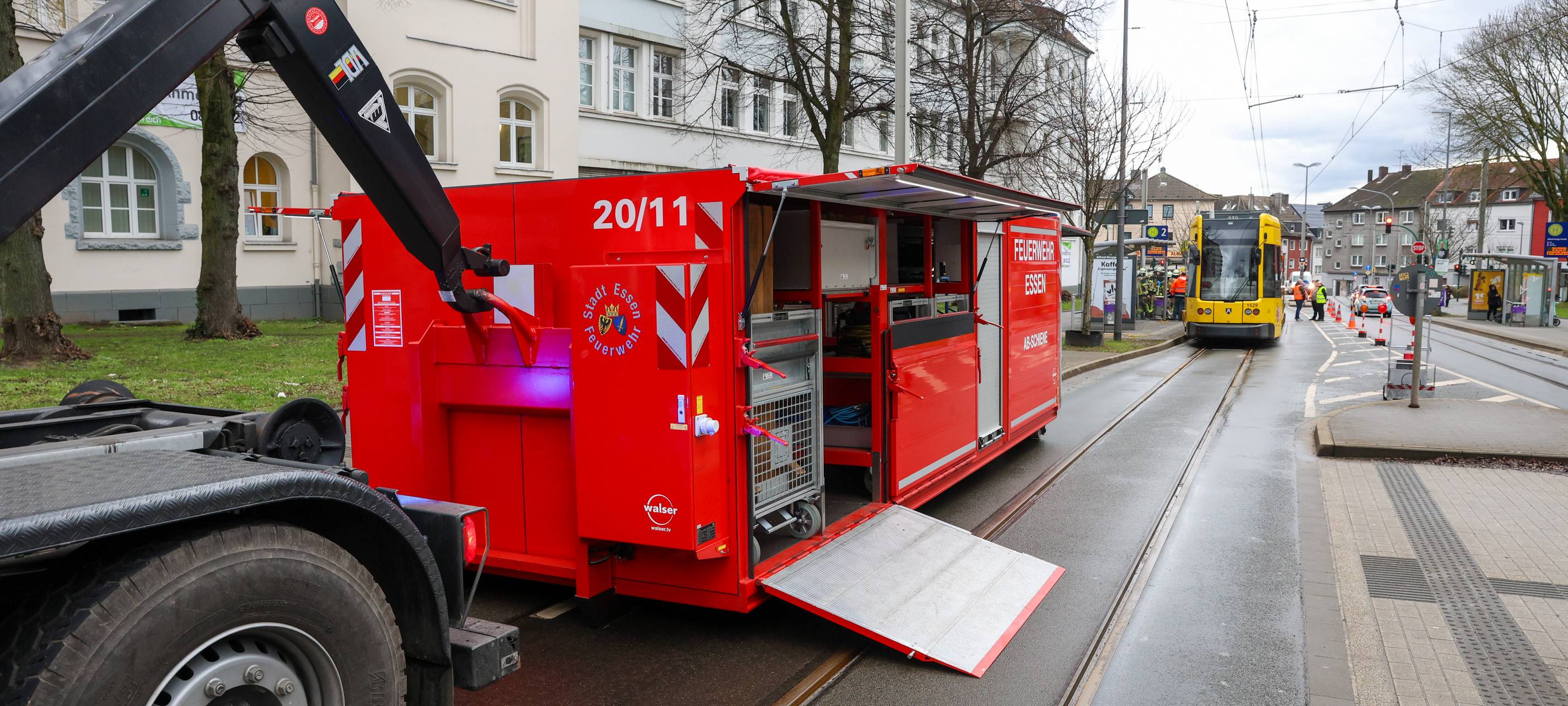 Ruhrbahn in Essen entgleist - Feuerwehr im Einsatz