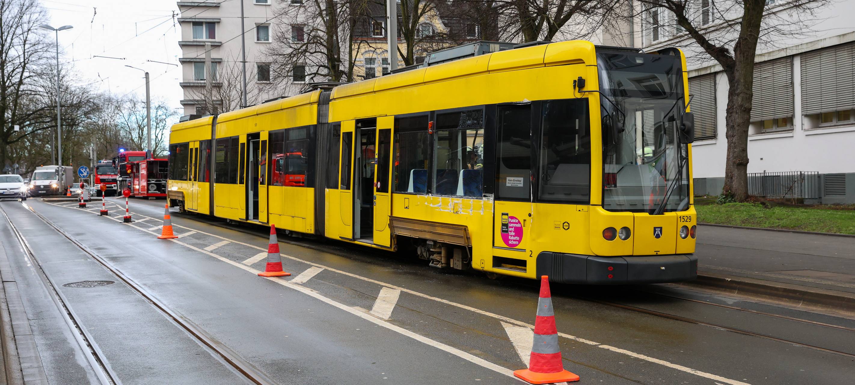 Ruhrbahn in Essen entgleist - Feuerwehr im Einsatz