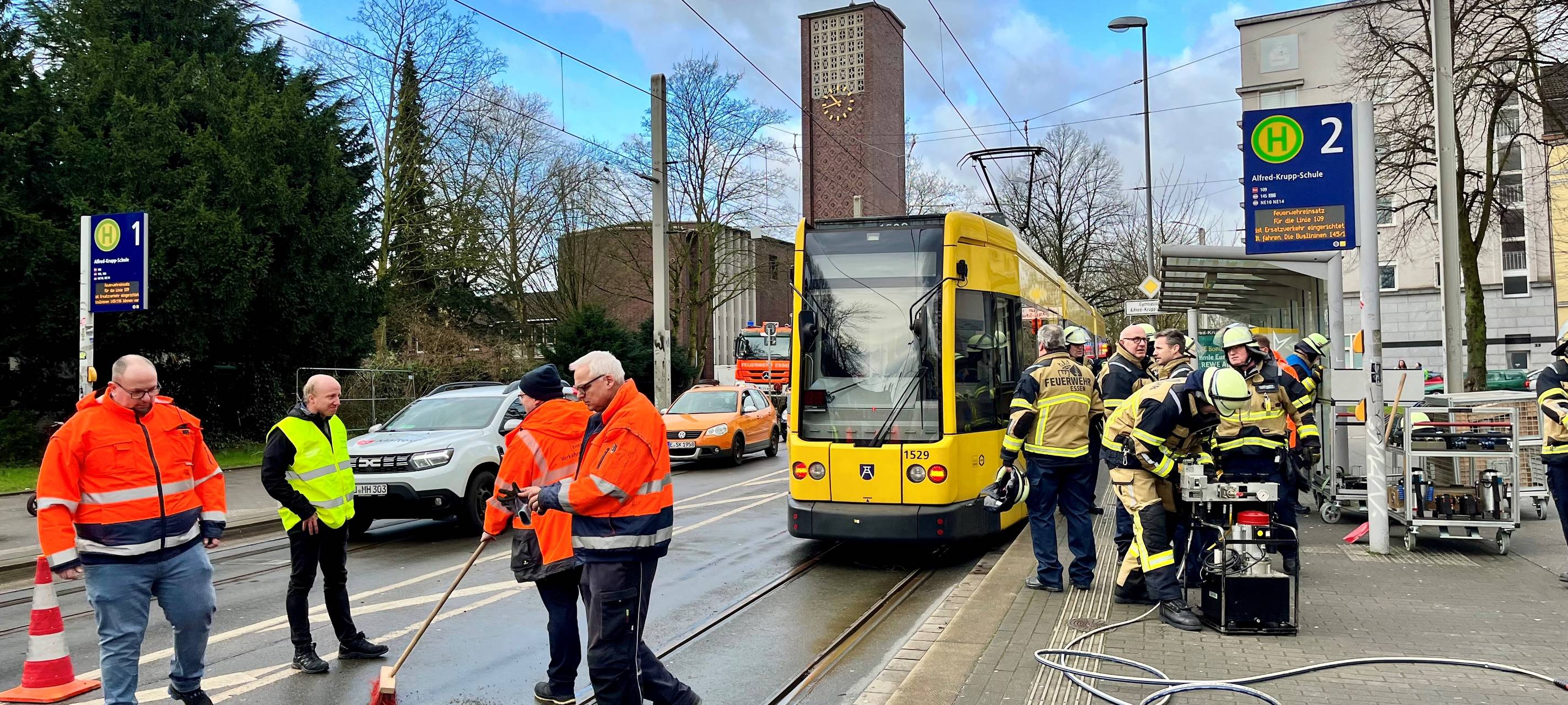 Ruhrbahn in Essen entgleist - Feuerwehr im Einsatz