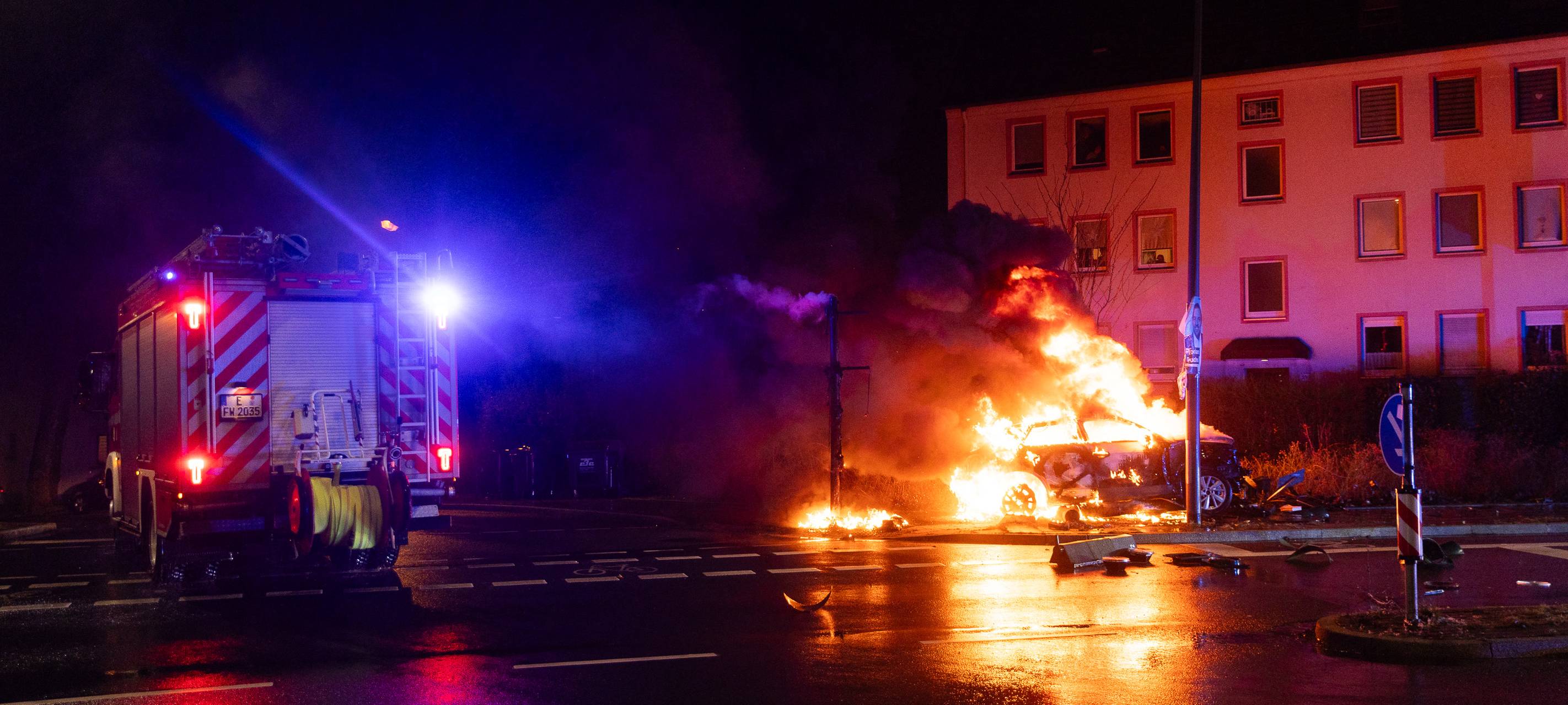 Verfolgungsfahrt in Essen endet mit brennendem Auto