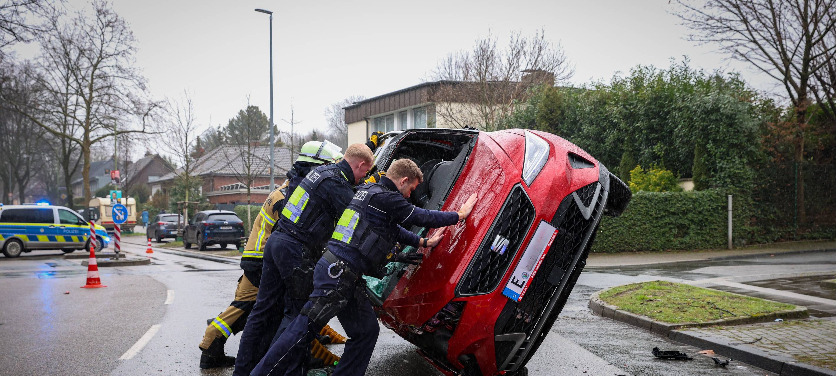 Auto kippt in Essen auf die Seite: Hauptstraße lahmgelegt