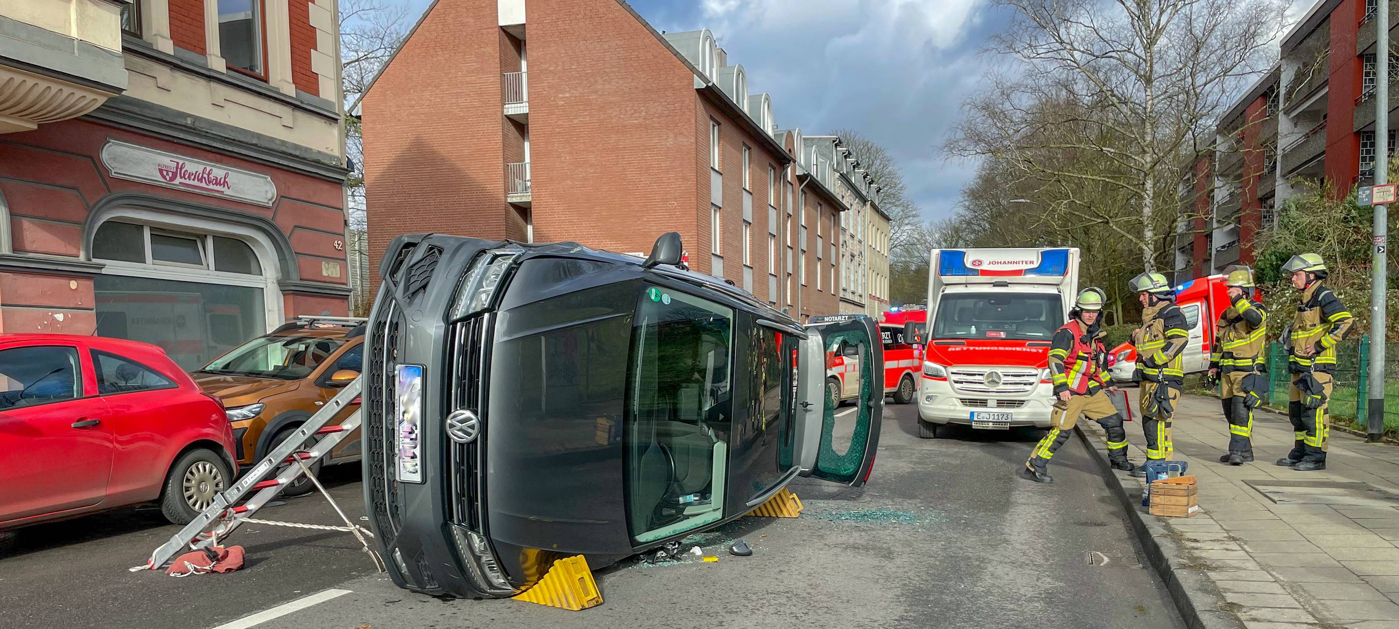 Auto kippt in Essen auf die Seite: Hauptstraße lahmgelegt