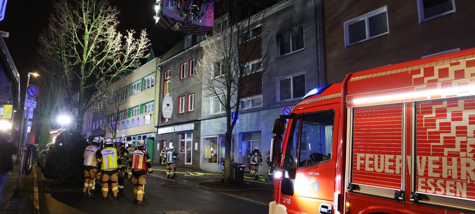 Wohnungsbrand in Essen - Menschen rufen an den Fenstern nach Hilfe