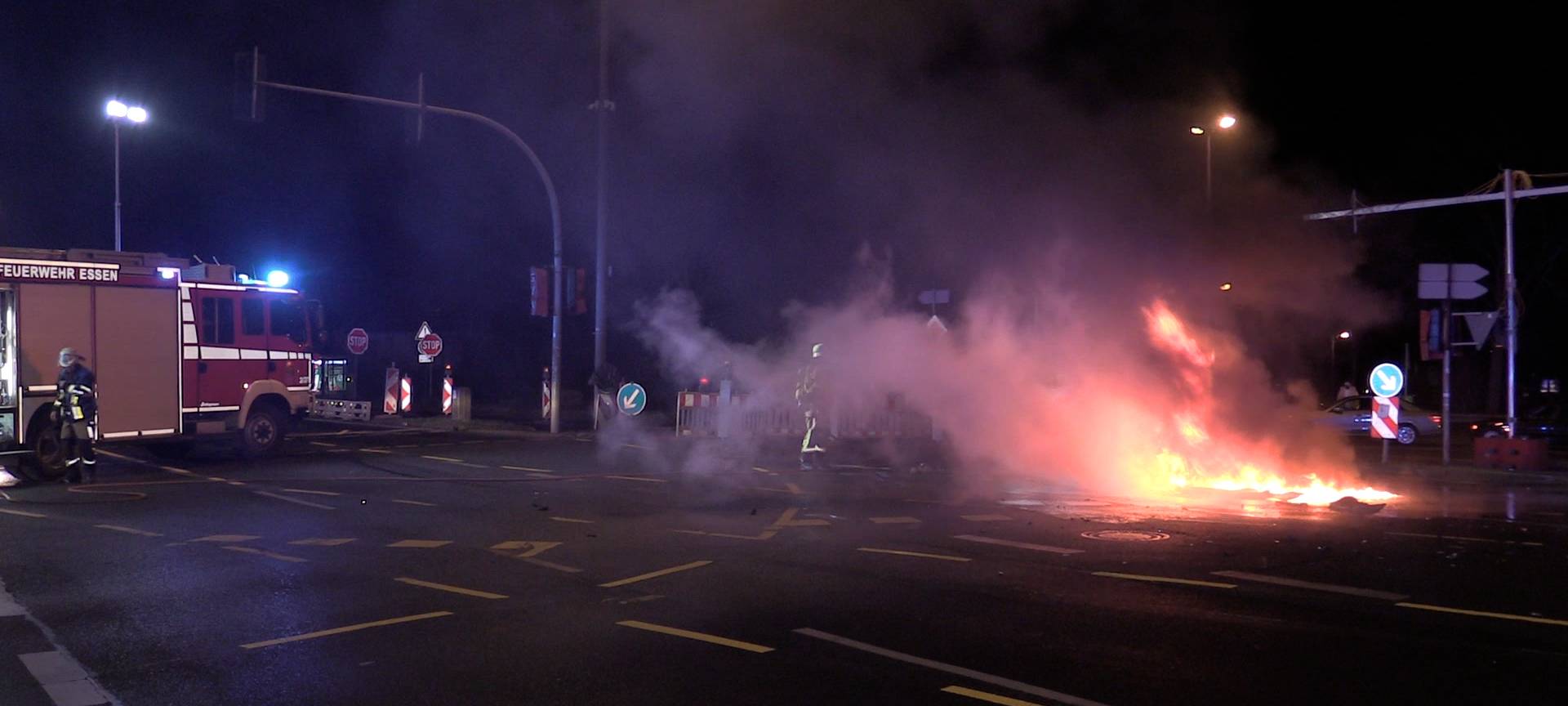 Unfall in Essen: Auto geht in Flammen auf