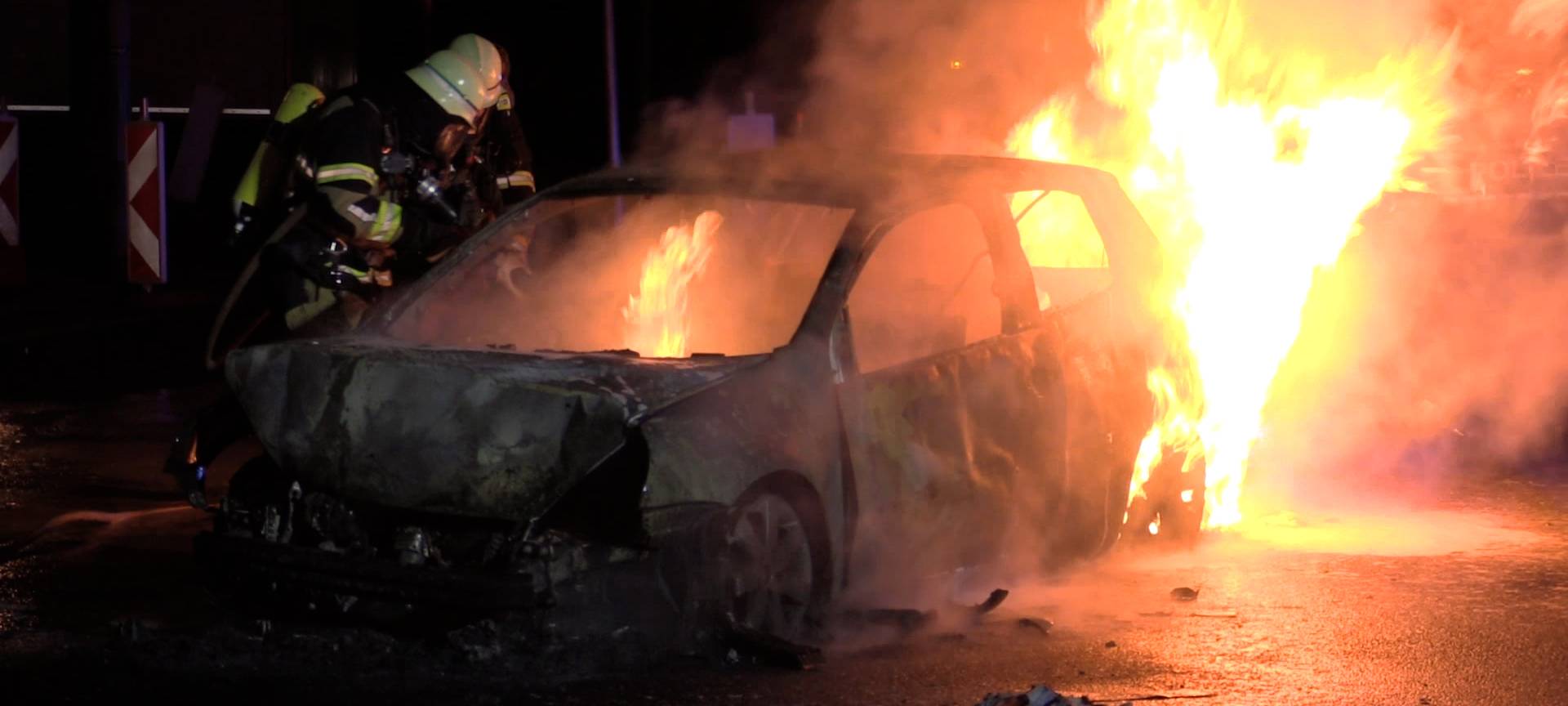 Unfall in Essen: Auto geht in Flammen auf