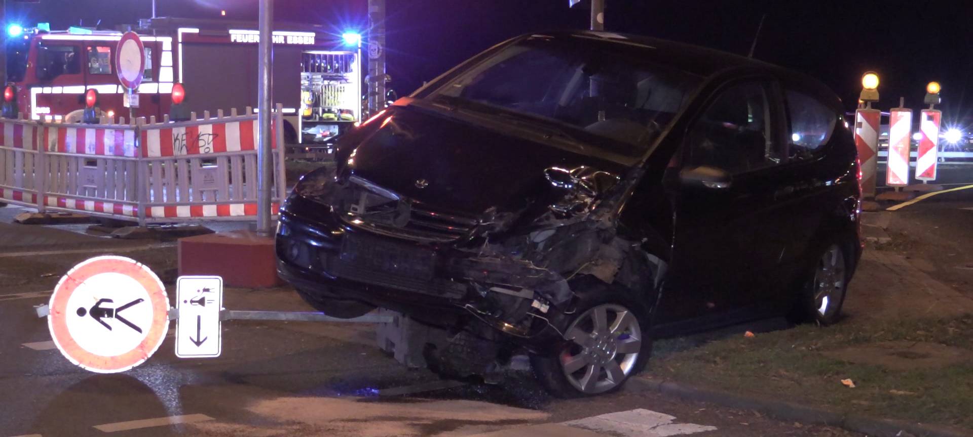 Unfall in Essen: Auto geht in Flammen auf