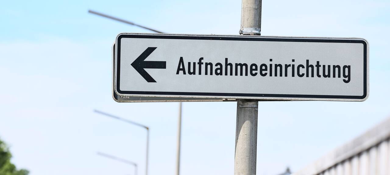 Wegweiser und Verkehrsschild zur Zentralen Aufnahmeeinrichtung für Asylbewerber in Bayern.