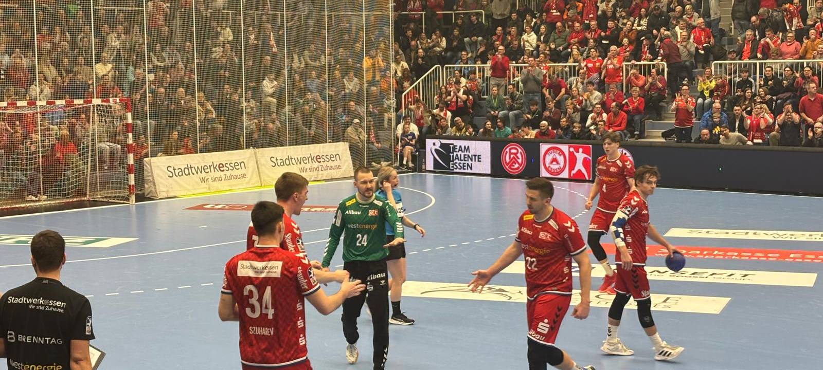 TUSEM Essen führt zur Pause klar gegen den Bergischen HC.