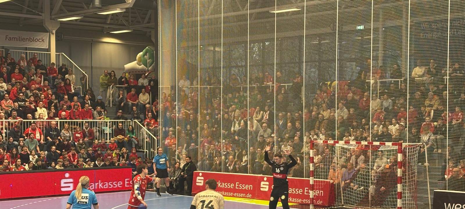 Nils Homscheid gegen Ex-TUSEM-Keeper Lukas Diedrich.