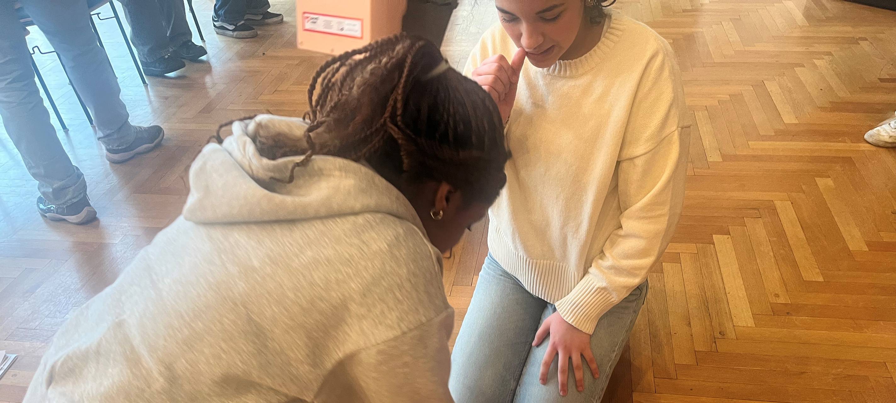 Tag des Notrufs in Essen - Jugendliche lernen Wiederbelebung