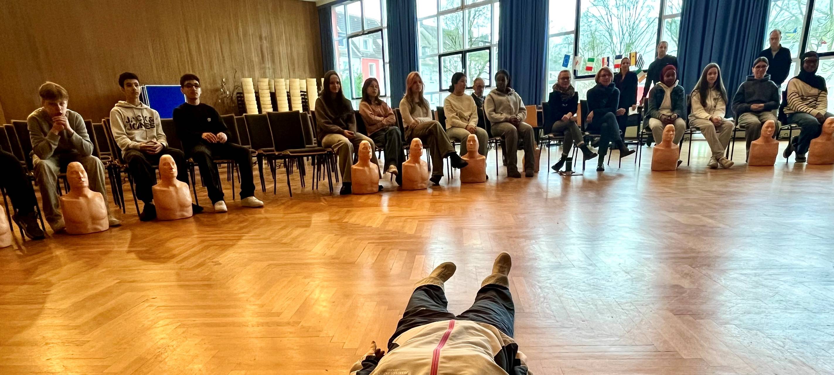 Tag des Notrufs in Essen - Jugendliche lernen Wiederbelebung