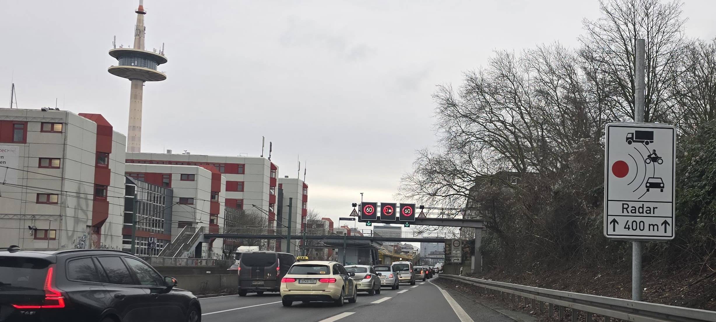 Warnschild für neuen Blitzer auf A40 in Essen