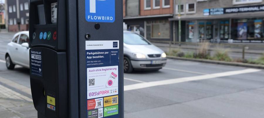 Ansicht eines Parkscheinautomaten mit ordnungsgemäßem QR-Code.