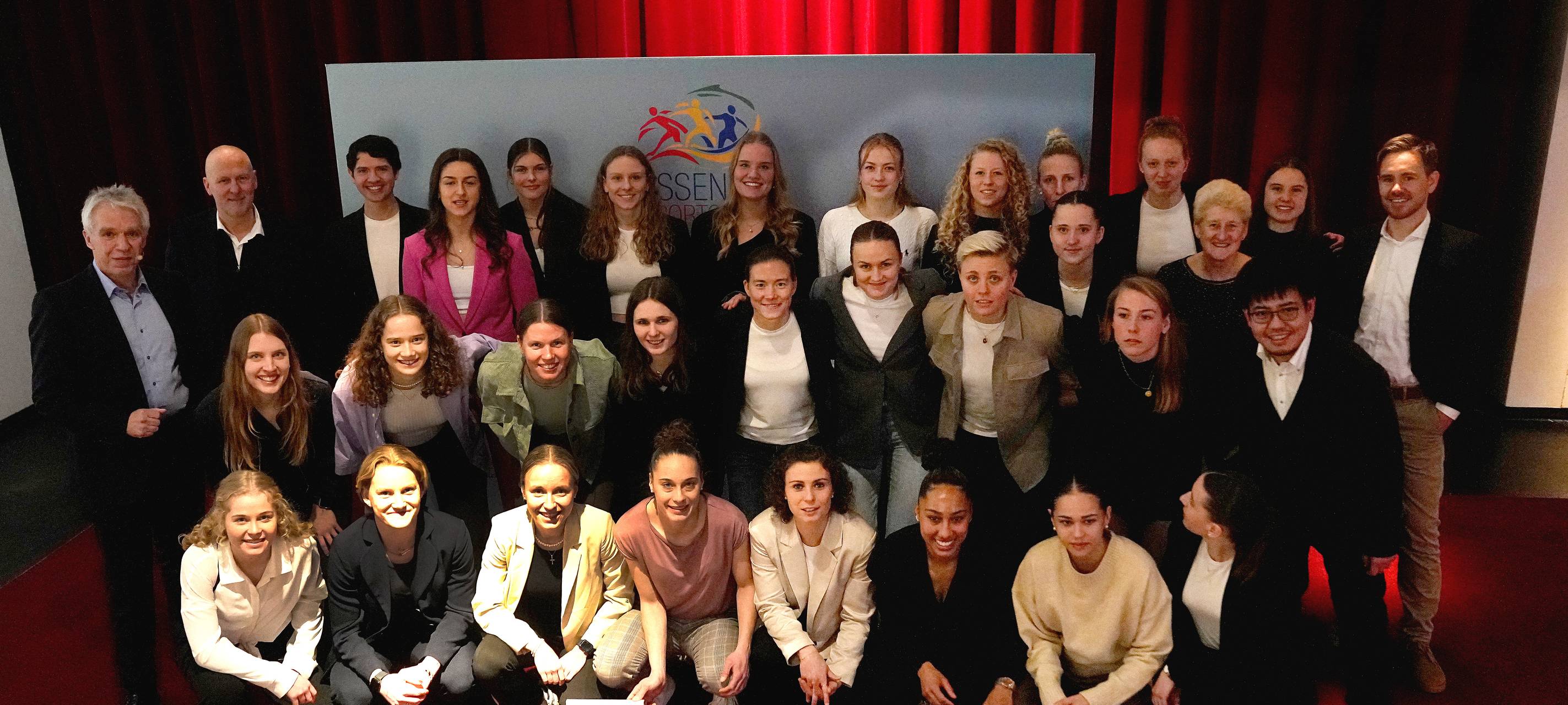 Die Mannschaft der SGS Essen auf dem roten Teppich bei der Sportgala.