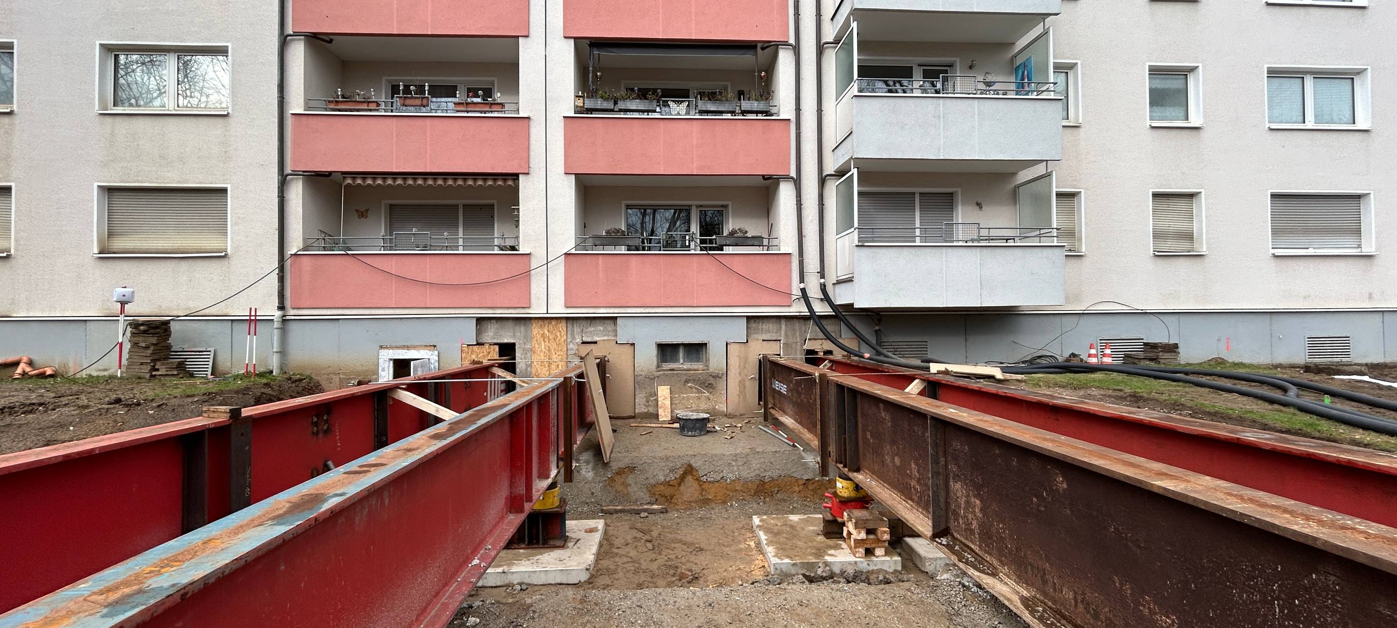 Zur Sicherung eingebautes Stahlträgersystem am Wohngebäude Spervogelweg 26/28 in Essen-Freisenbruch.
