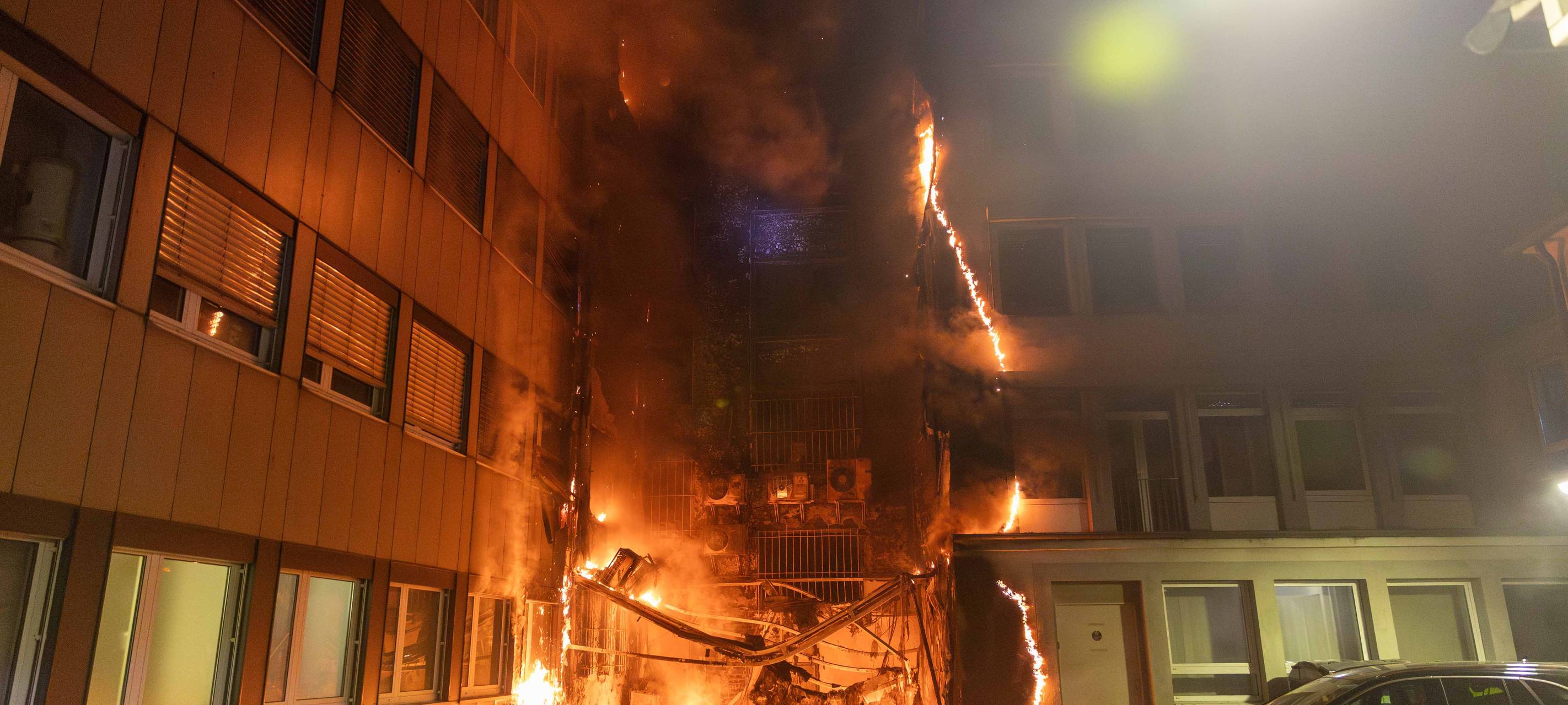 Großbrand in Essen: Fassade massiv in Flammen