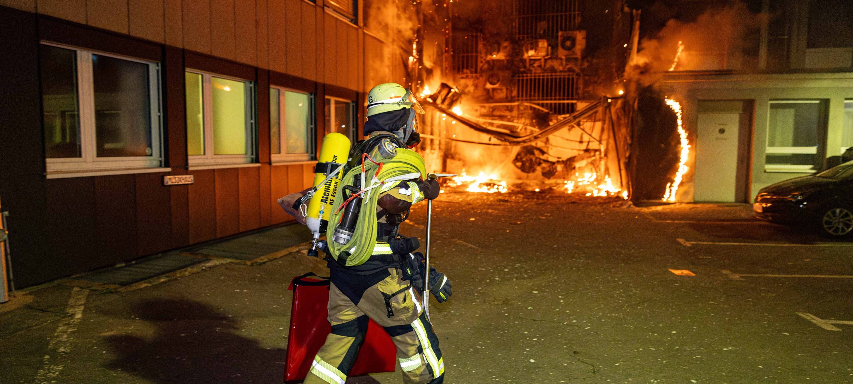 Großbrand in Essen: Fassade massiv in Flammen