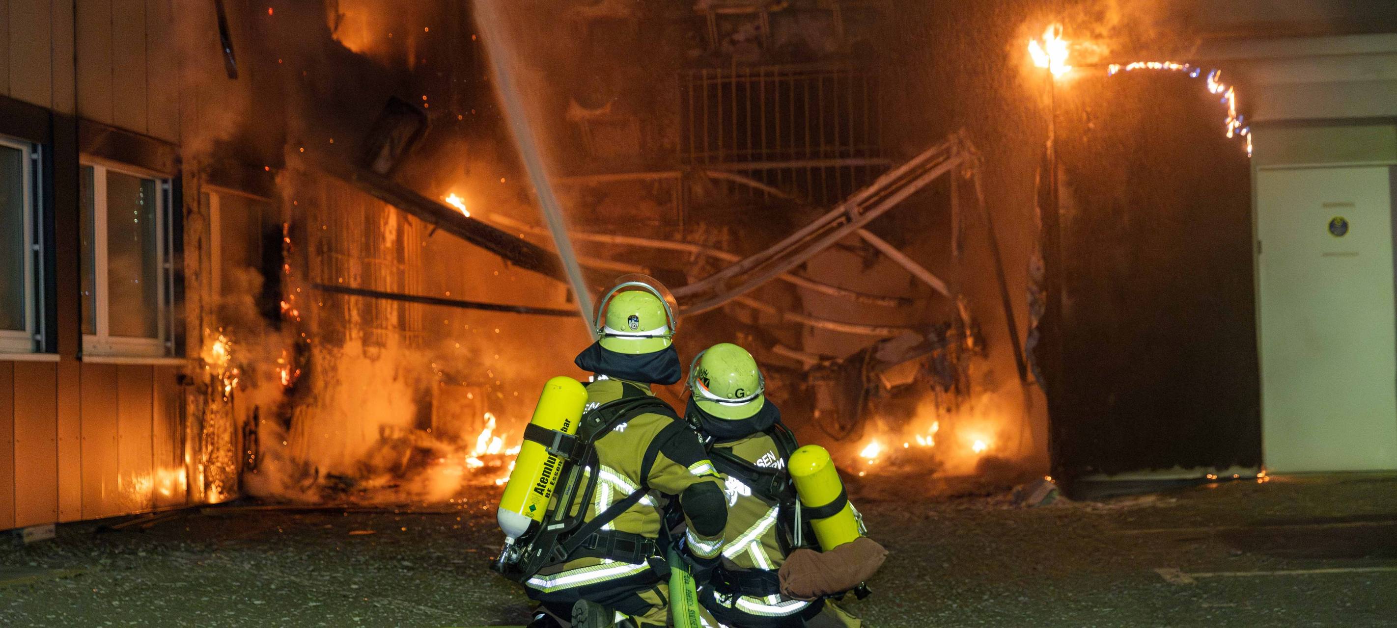 Großbrand in Essen: Fassade massiv in Flammen